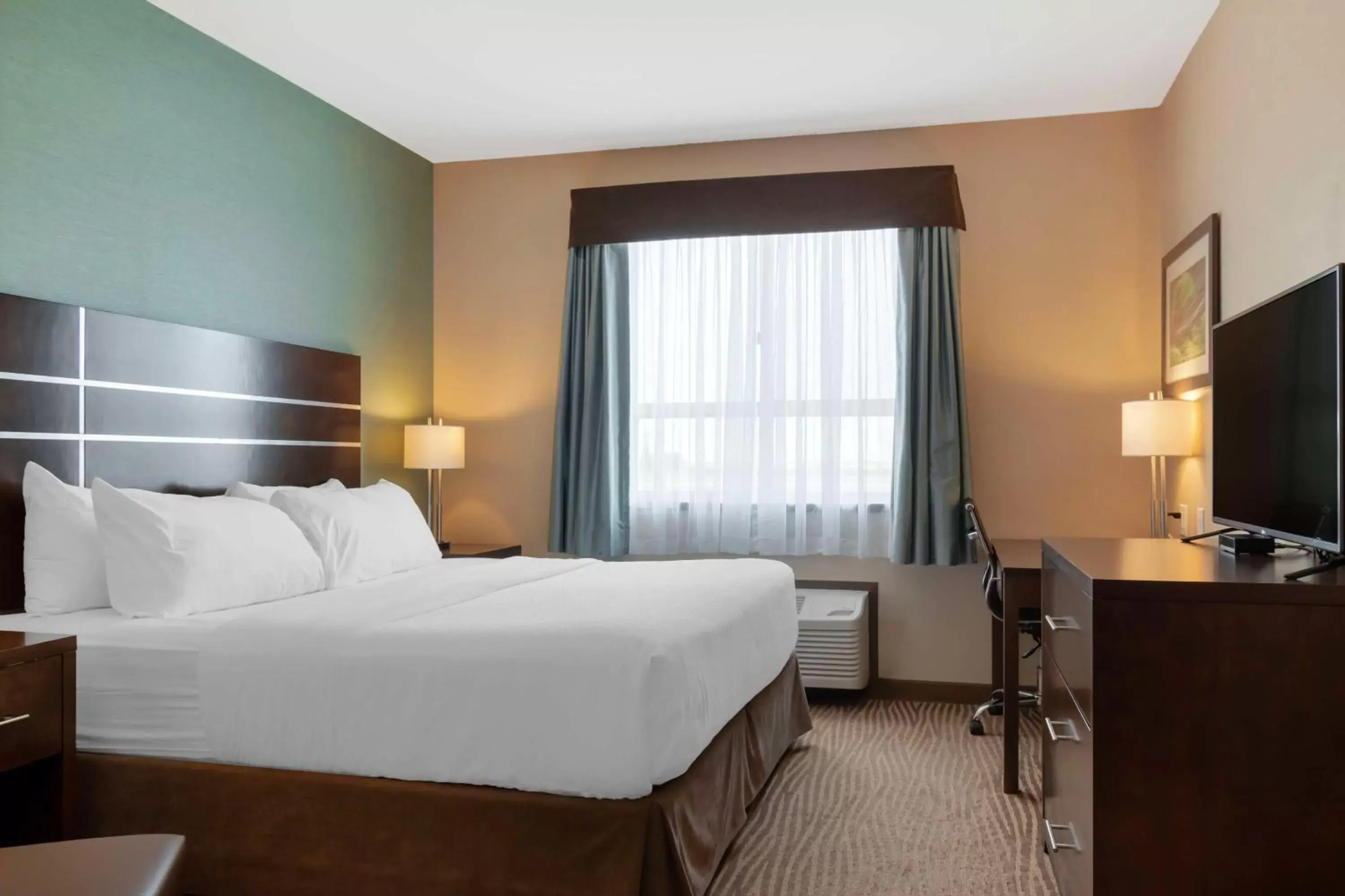 Bedroom, Bed in Best Western Plus Moosomin Hotel