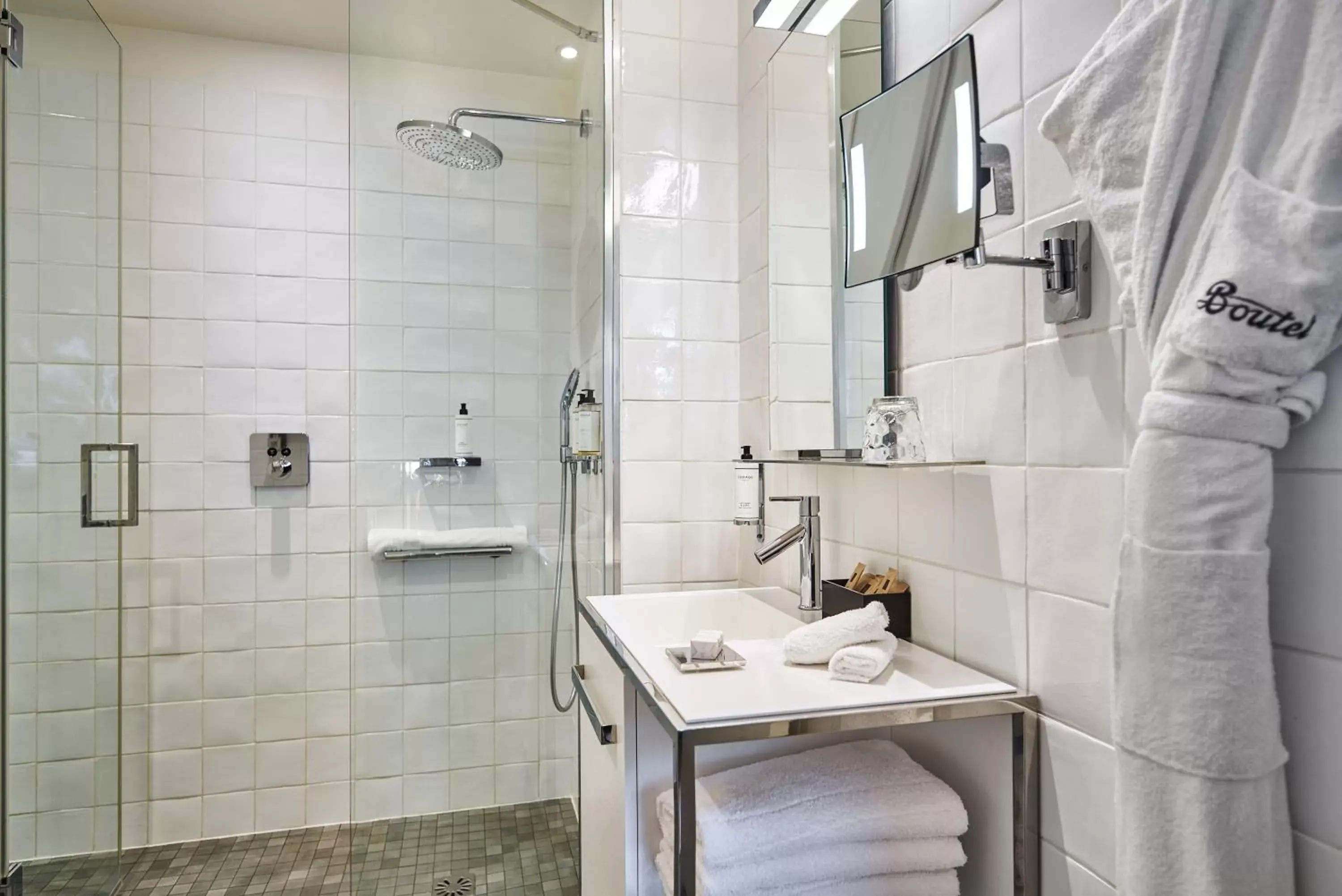 Shower, Bathroom in Hotel Paris Bastille Boutet - MGallery by Sofitel
