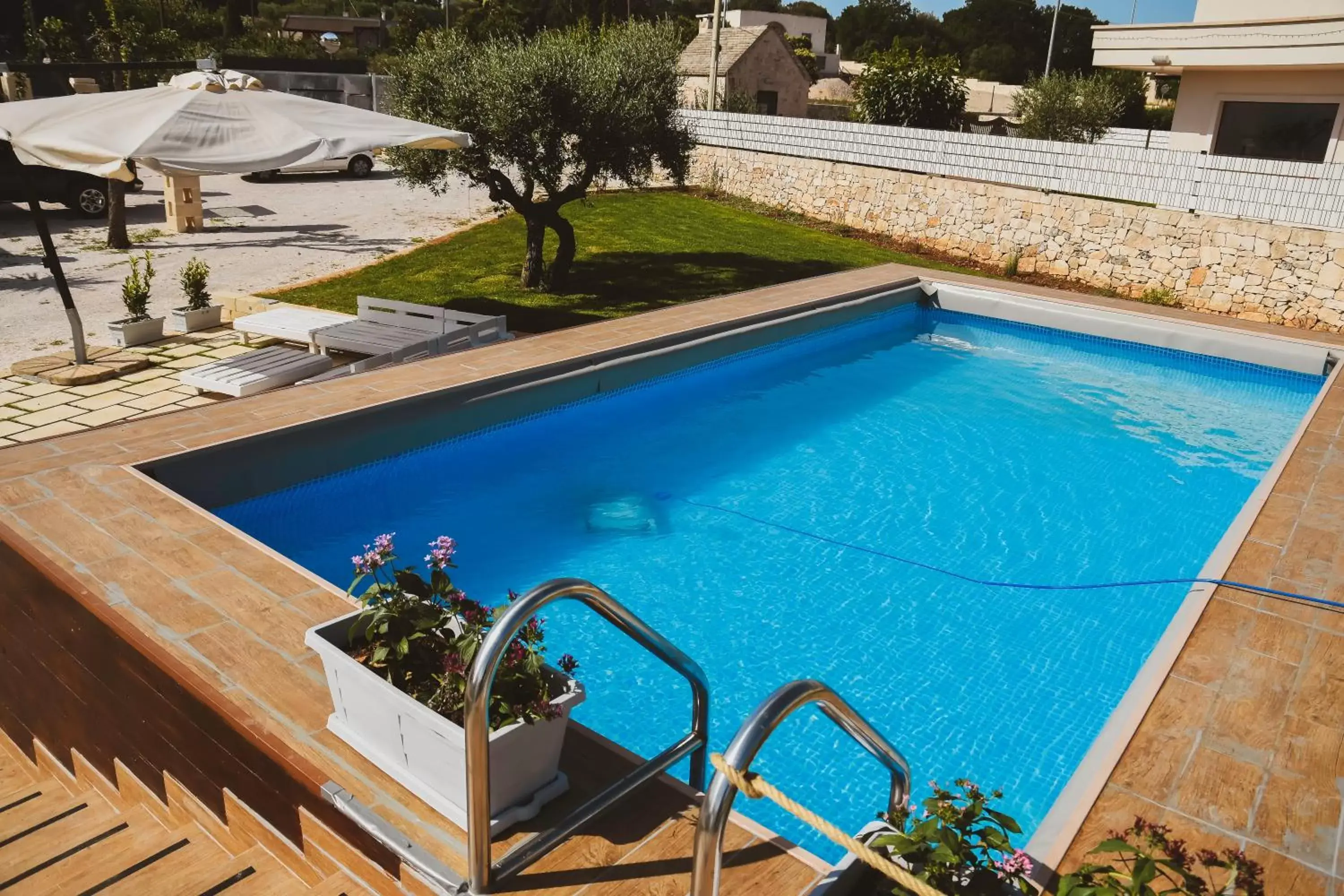 Property building, Swimming Pool in B&B Trulli Donna Isabella