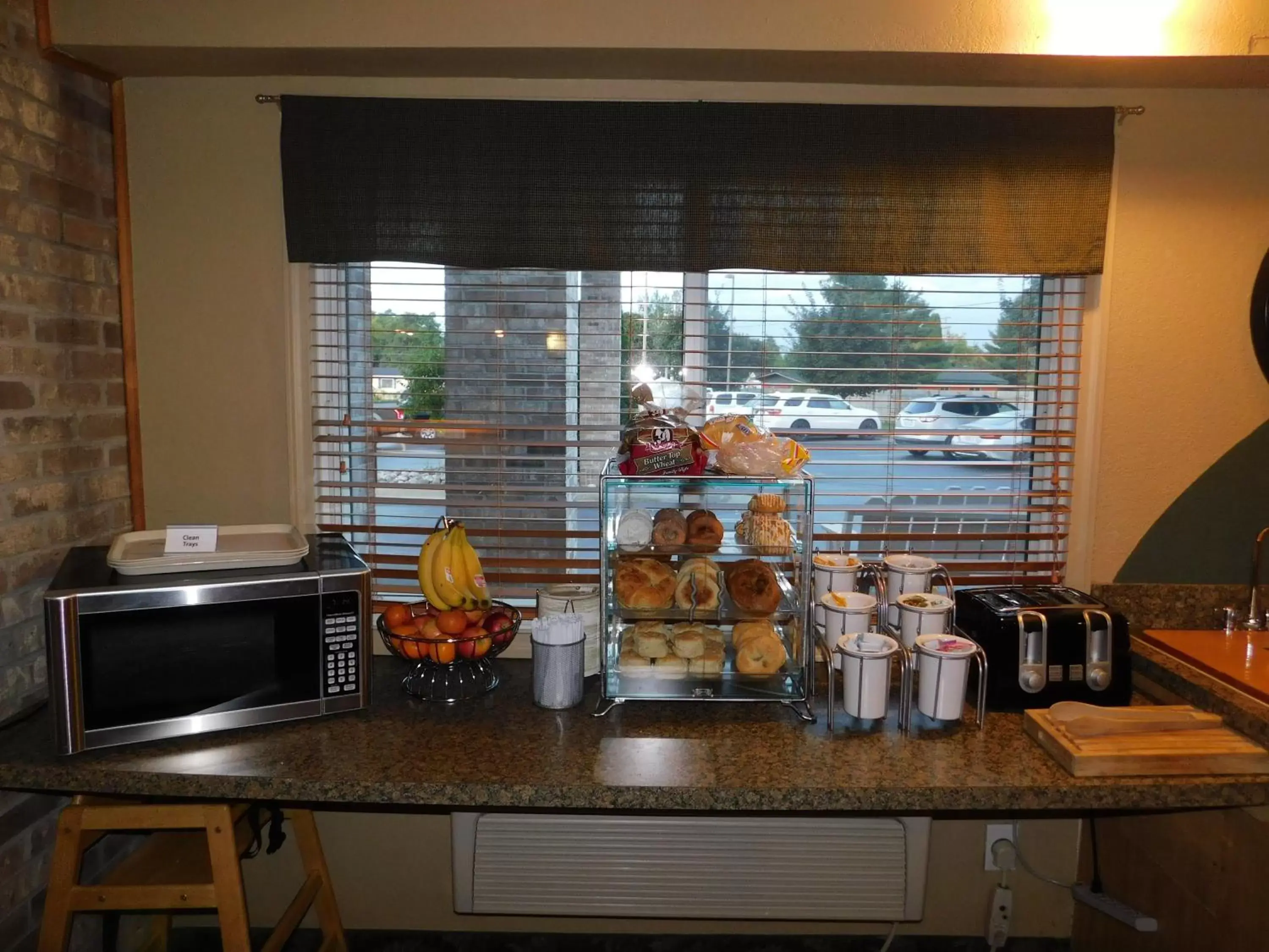 Food and drinks, Kitchen/Kitchenette in AmericInn by Wyndham Oscoda Near AuSable River