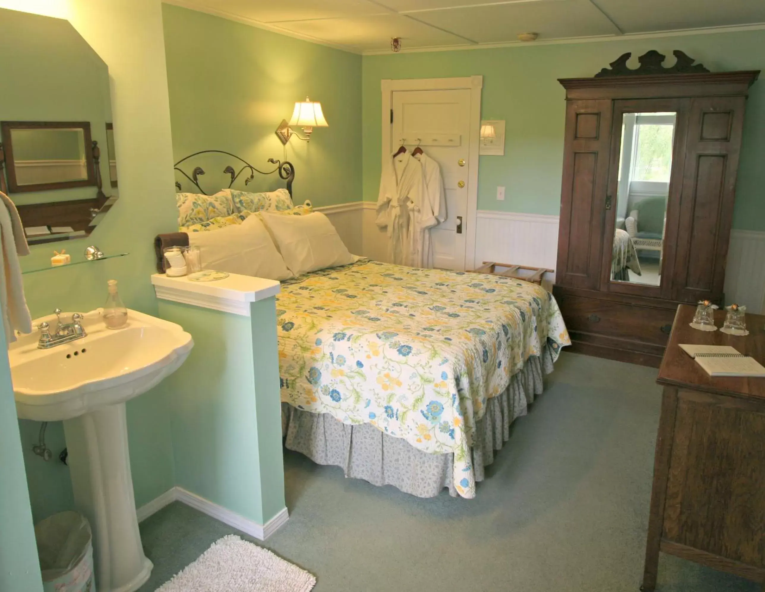 Photo of the whole room, Bed in Kangaroo House Bed & Breakfast