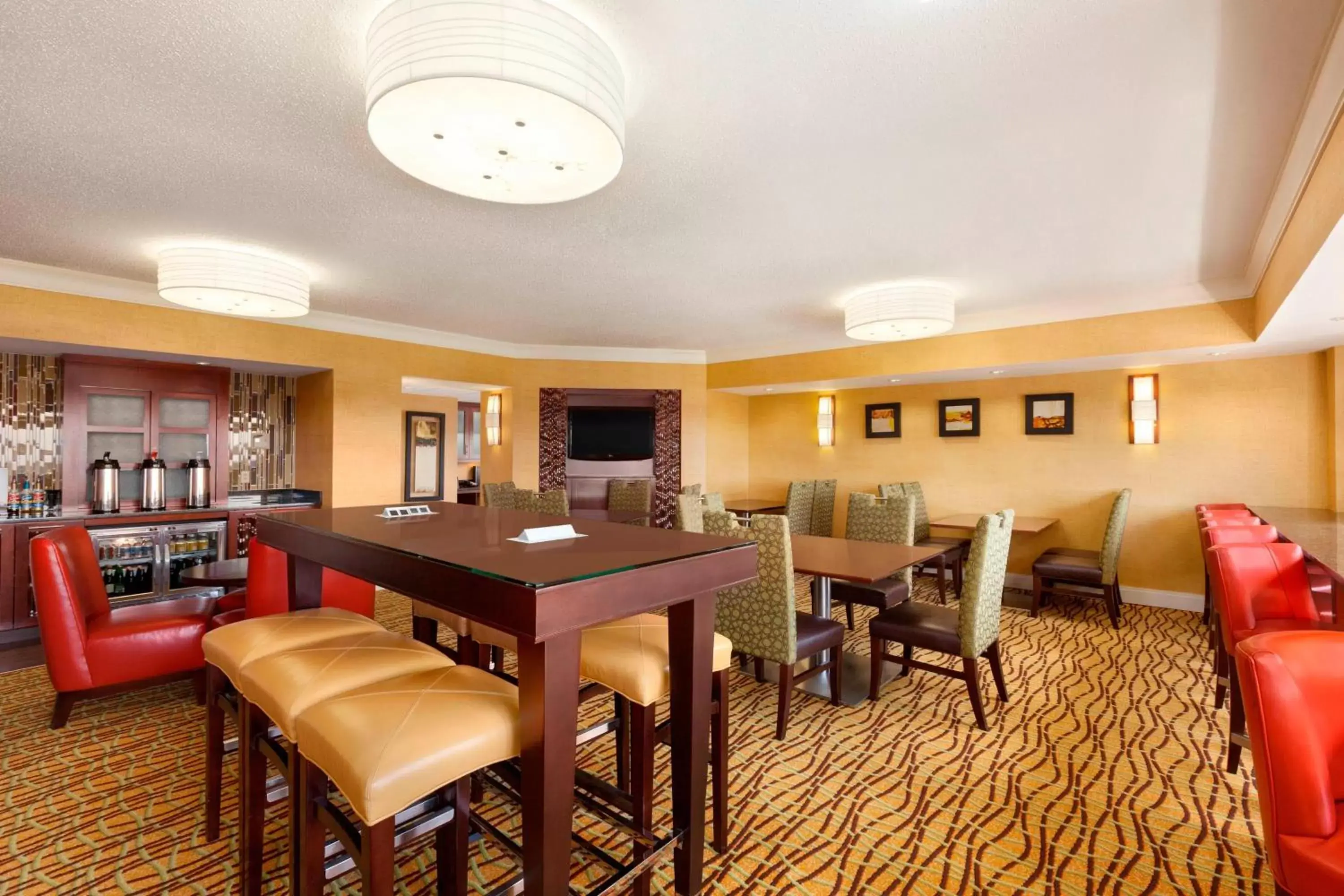 Lounge or bar, Restaurant/Places to Eat in Radisson Hotel Cedar Rapids