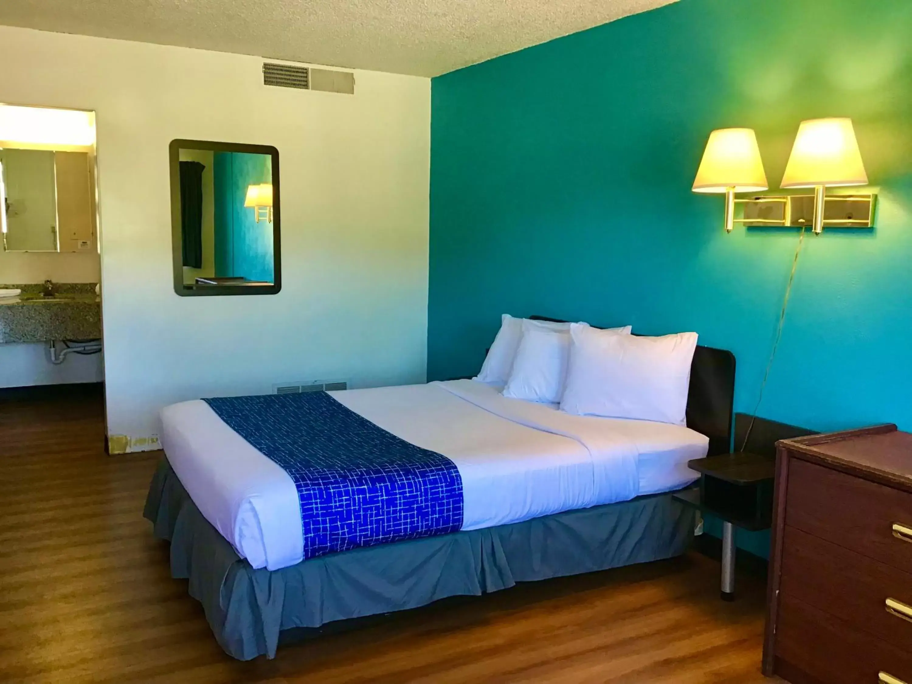 Photo of the whole room, Bed in Travelodge Inn & Suites by Wyndham Missoula University Park