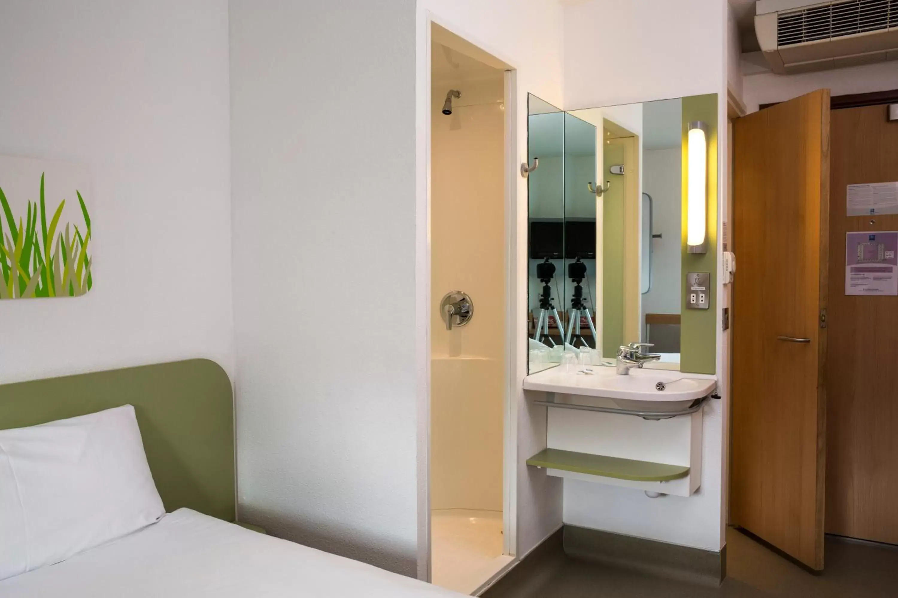 Bedroom, Bathroom in ibis budget Glasgow