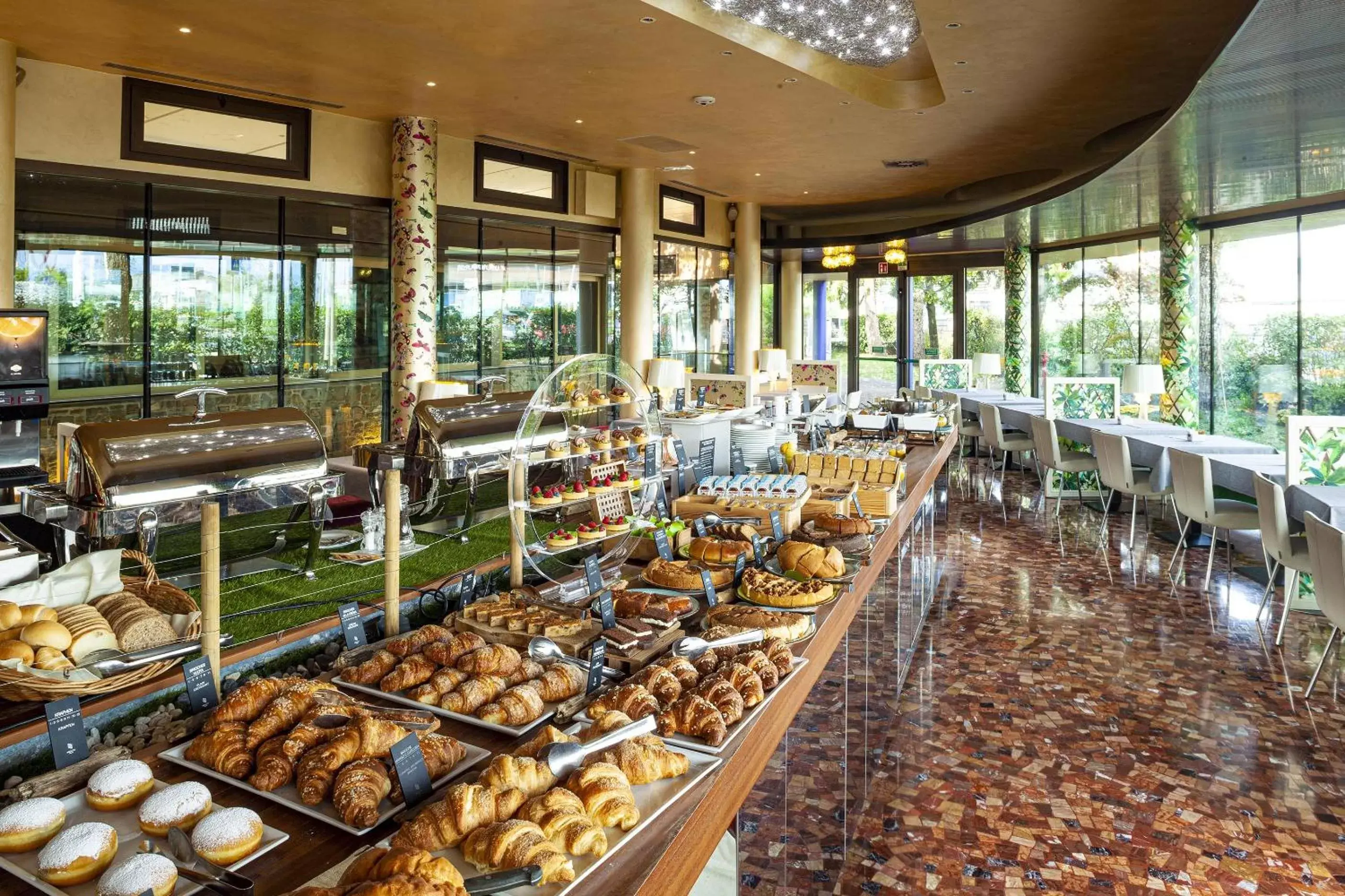 Buffet breakfast in Là Di Moret Buffet breakfast in Là Di Moret