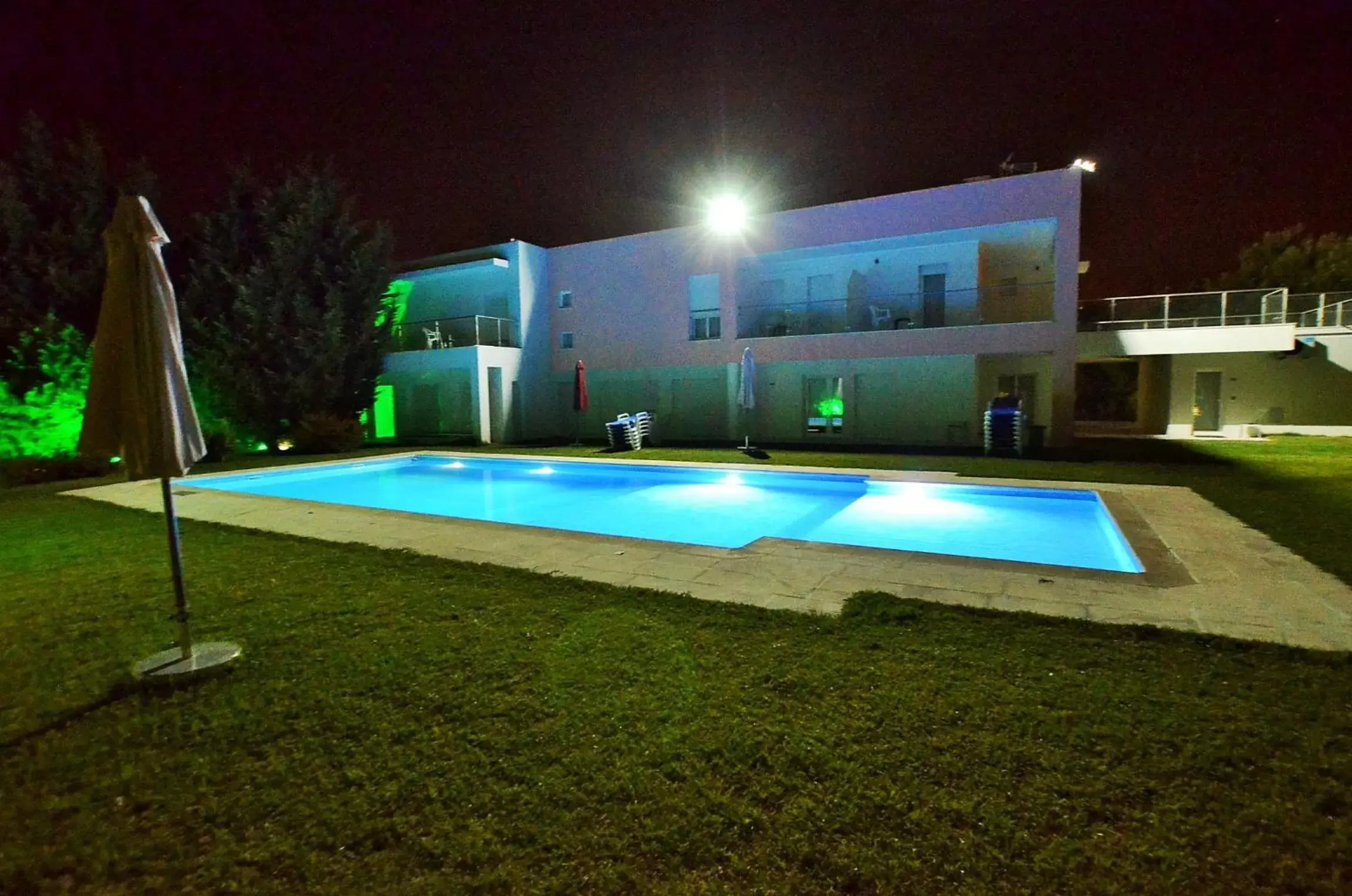 Property building, Swimming Pool in HILLTOP OASIS Lisboa Oeiras