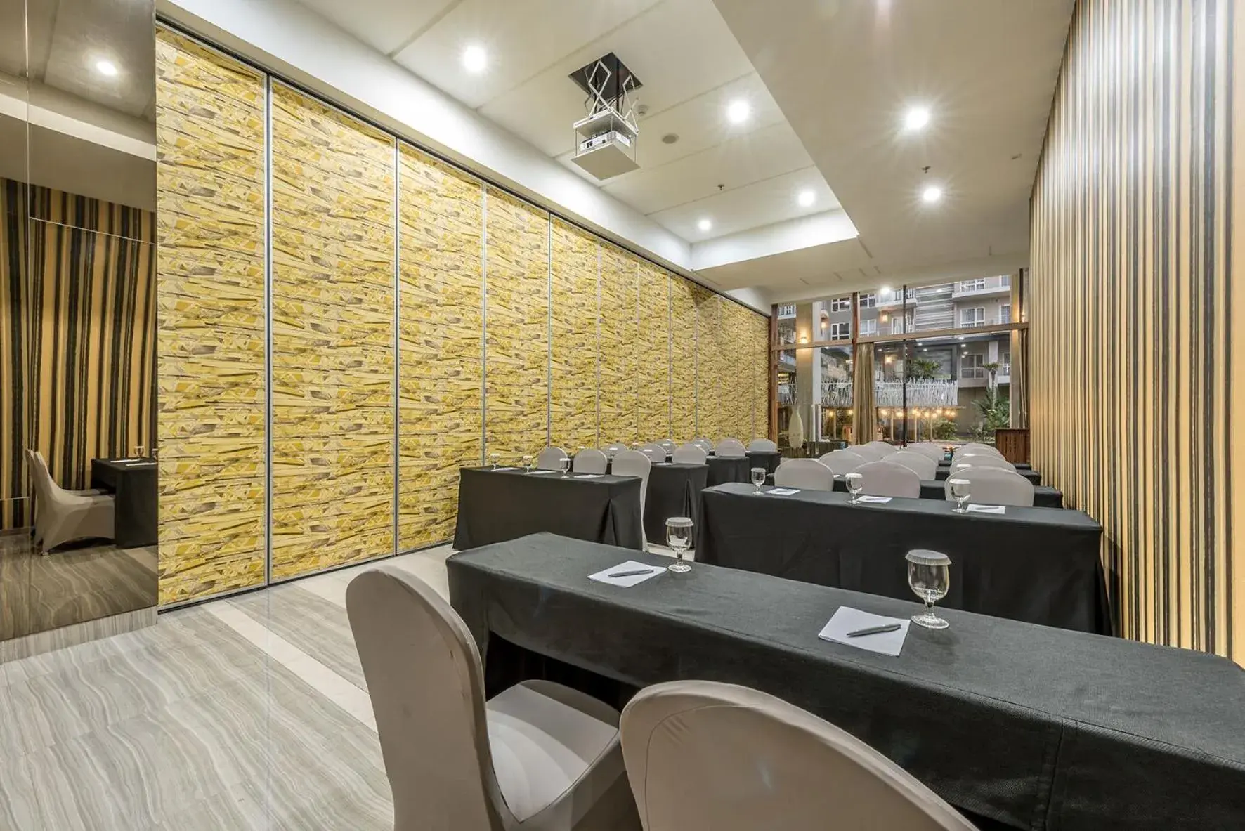 Meeting/conference room, Restaurant/Places to Eat in Grande Valore Hotel & Serviced-Apartment