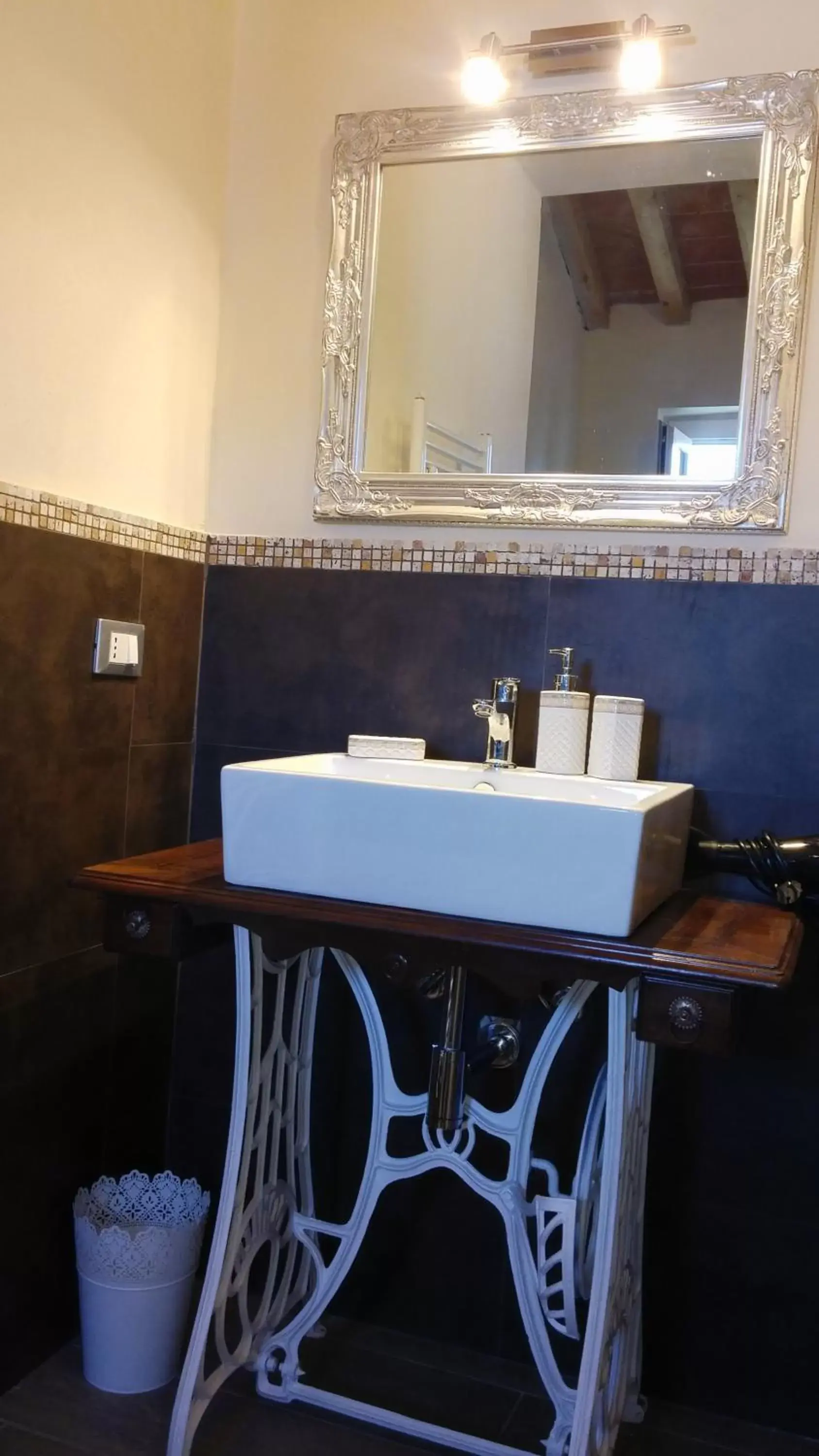 Bathroom, Dining Area in B&B La Bella Lucca
