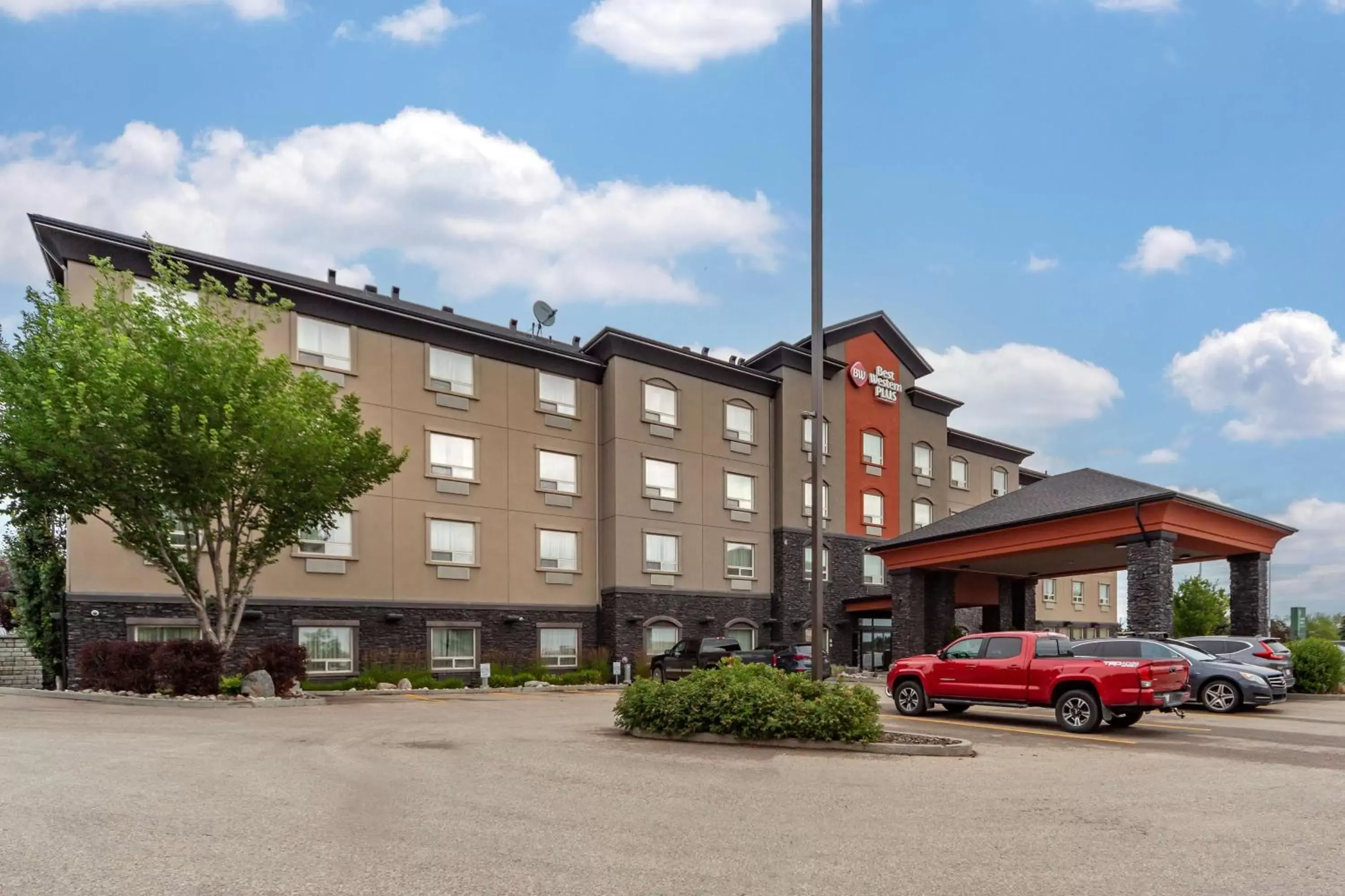 Property Building in Best Western Plus The Inn at St Albert