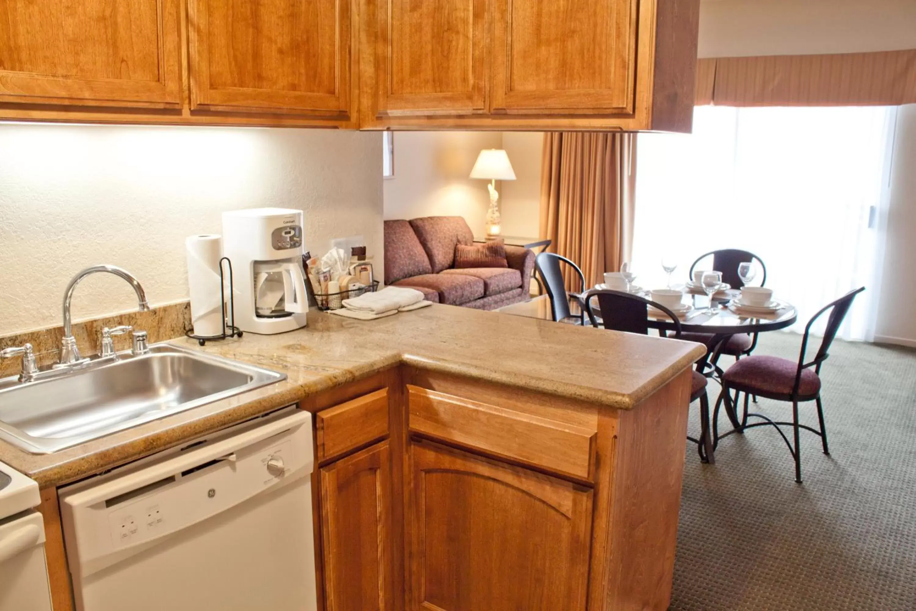 Coffee/tea facilities, Kitchen/Kitchenette in San Luis Bay Inn