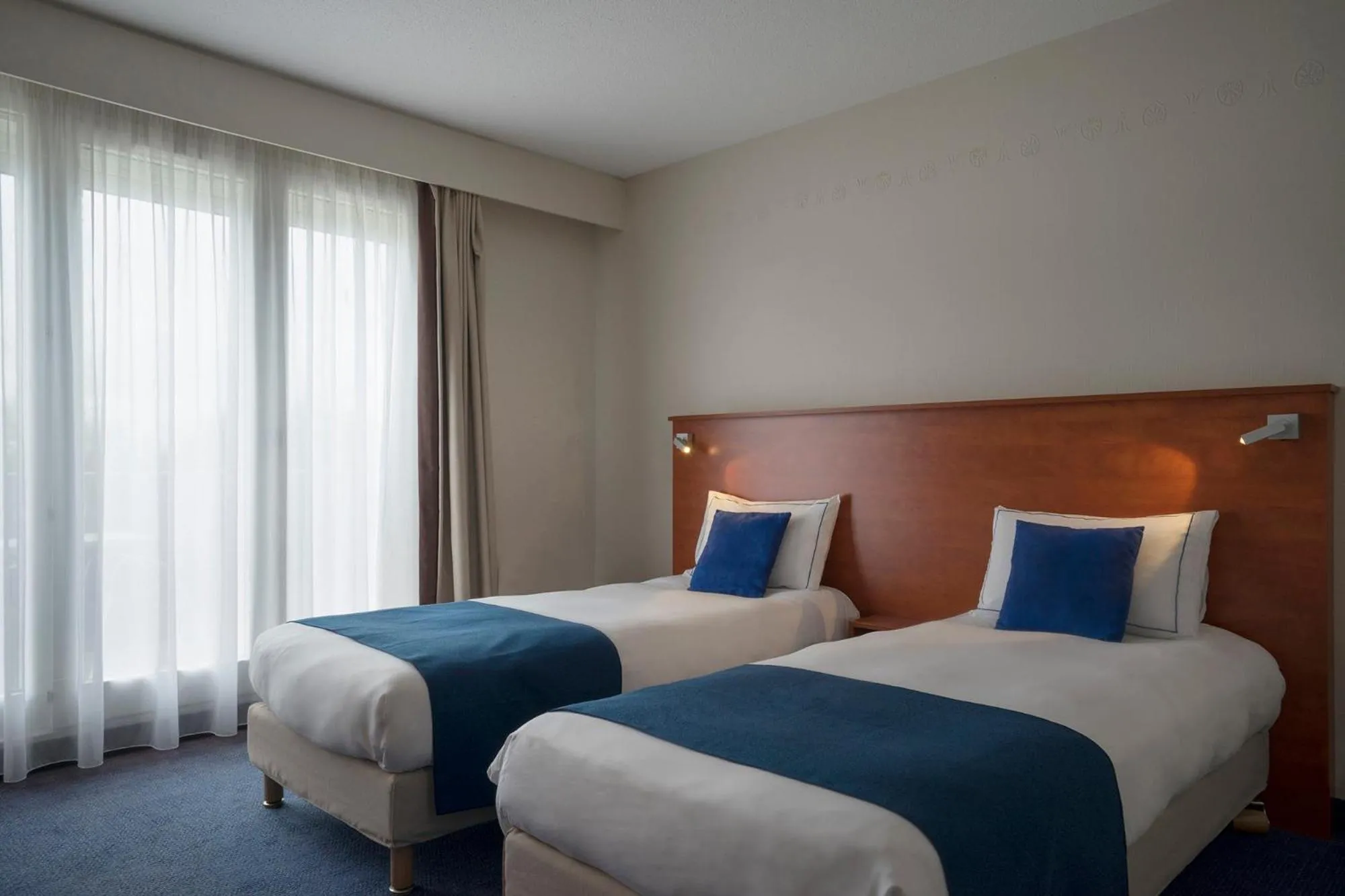 Bed in The Originals Boutique, Hôtel Admiral's, Les Sables-d'Olonne