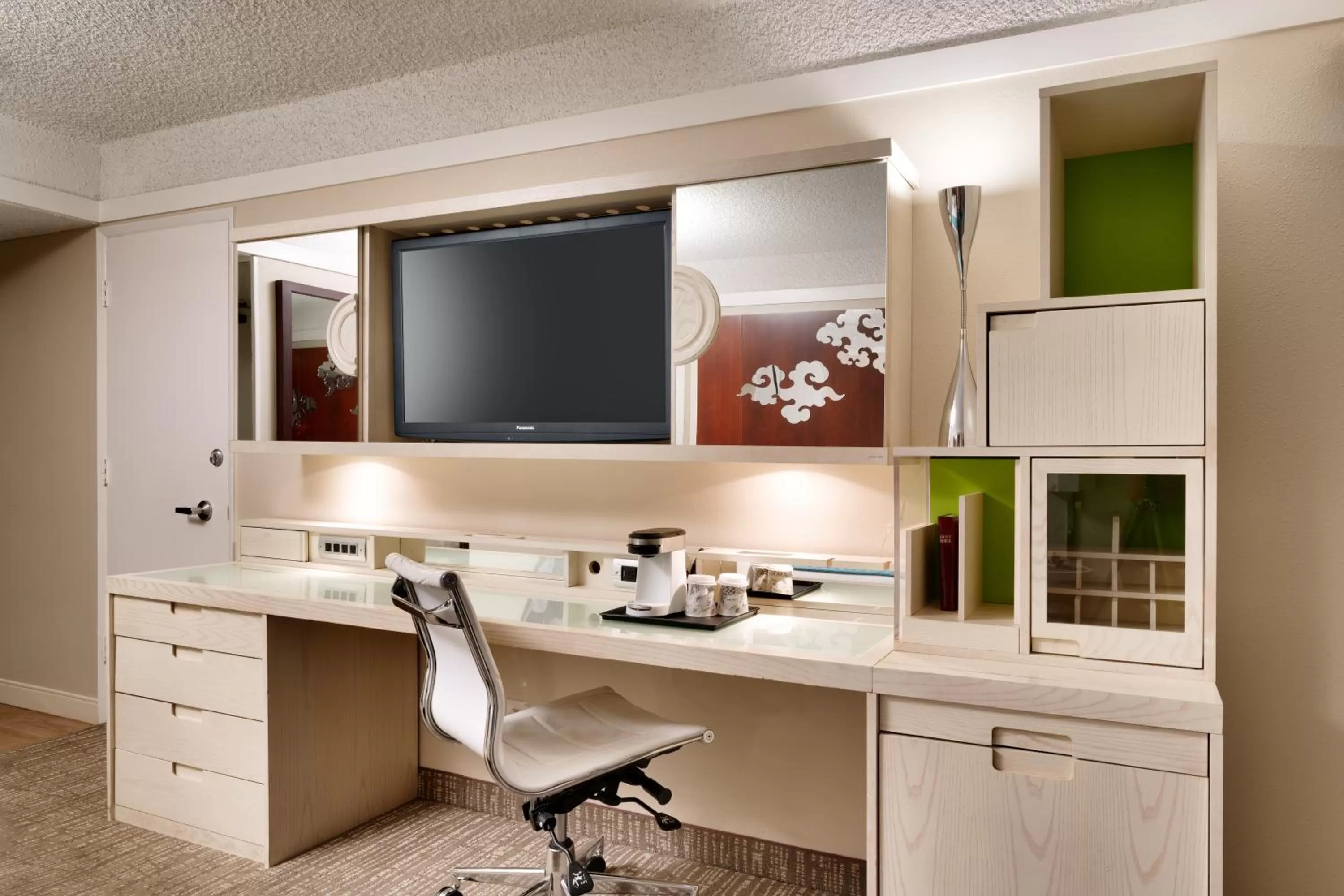 TV and multimedia in Atrium Hotel Orange County