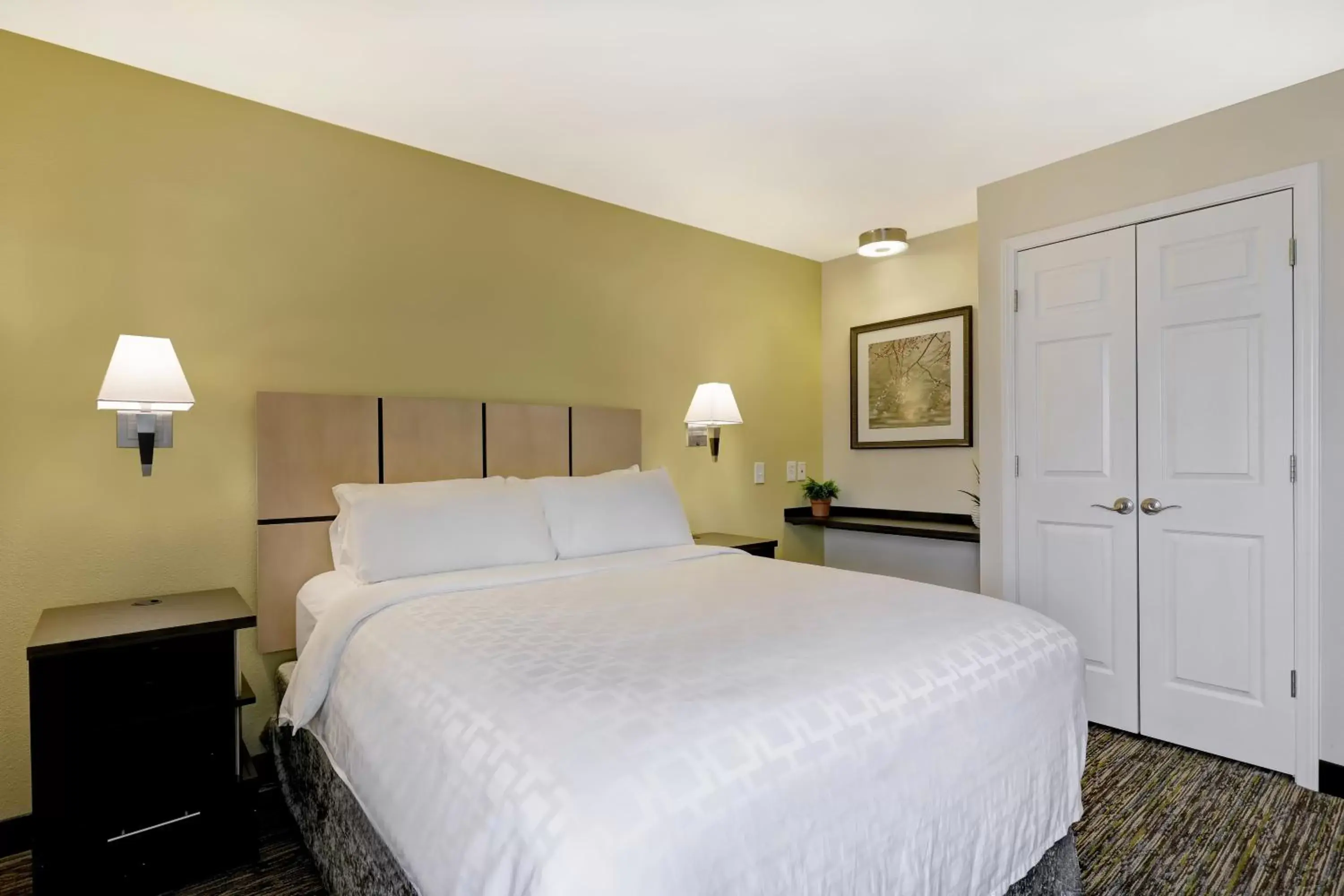 Bedroom, Bed in Candlewood Suites Indianapolis - South, an IHG Hotel