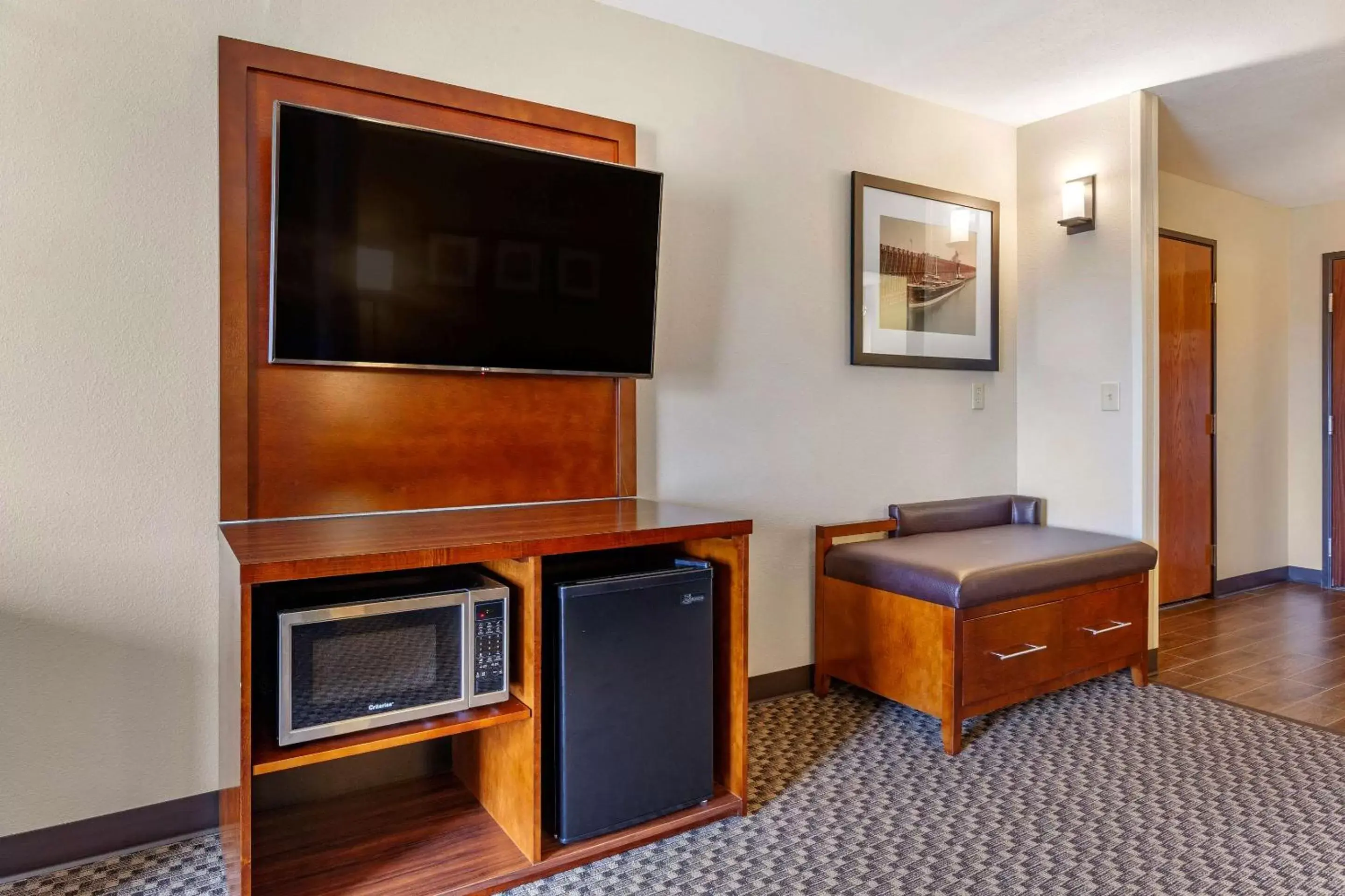 Photo of the whole room, TV/Entertainment Center in Comfort Suites Escanaba