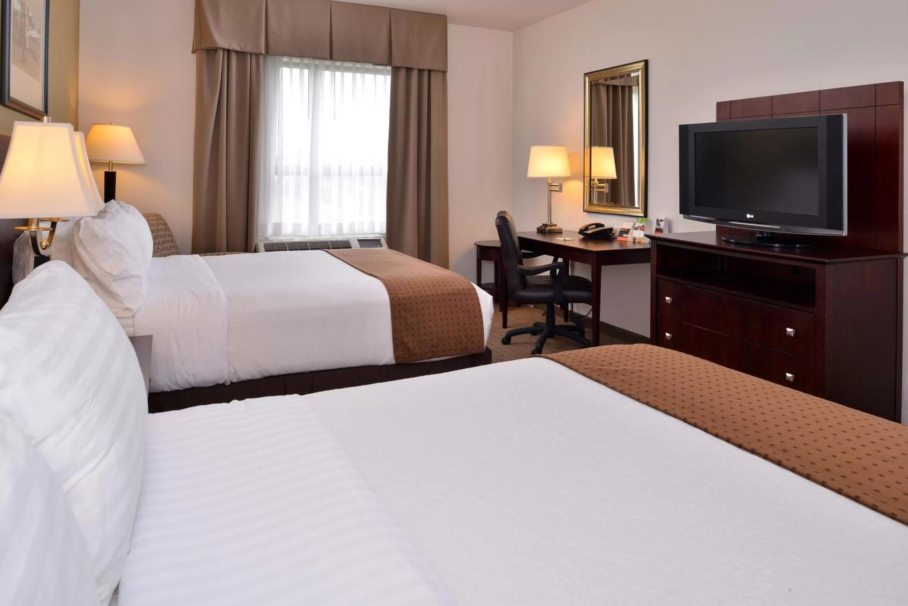 Photo of the whole room, Bed in Holiday Inn Madison at The American Center by IHG