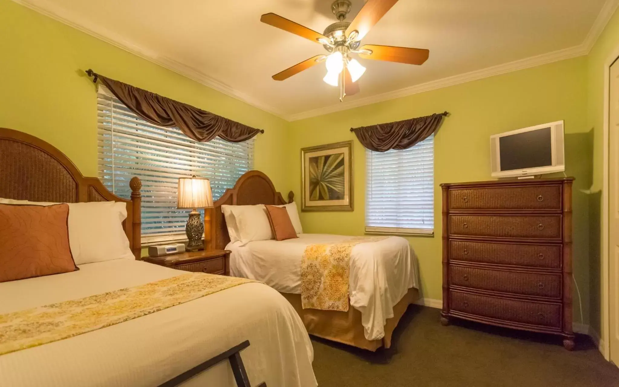 Bedroom, Bed in Tropical Beach Resorts - Sarasota