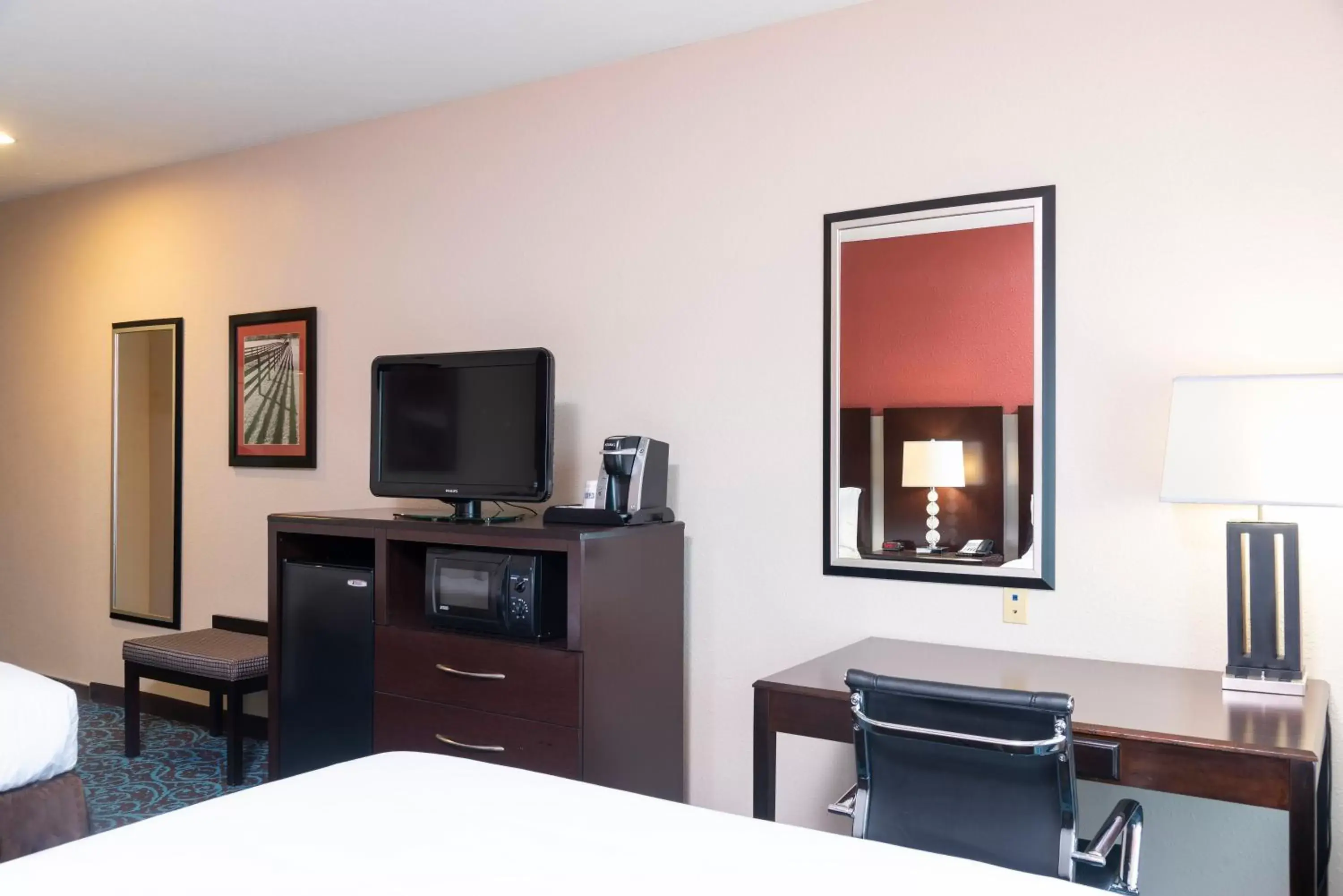 Photo of the whole room, TV/Entertainment Center in Holiday Inn Express & Suites - New Philadelphia Southwest, an IHG Hotel