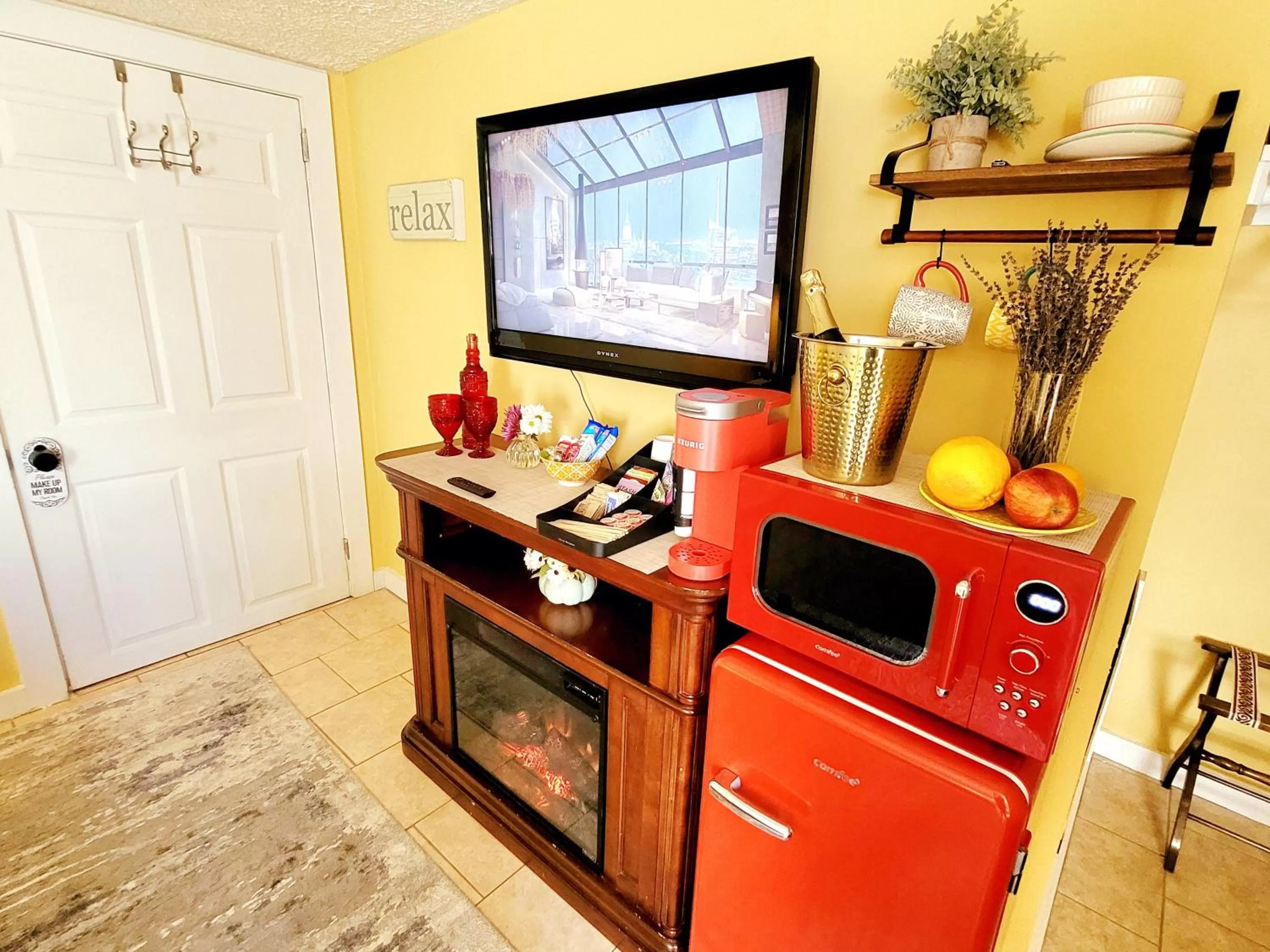 Kitchen or kitchenette, TV/Entertainment Center in Pump House Inn & Spa