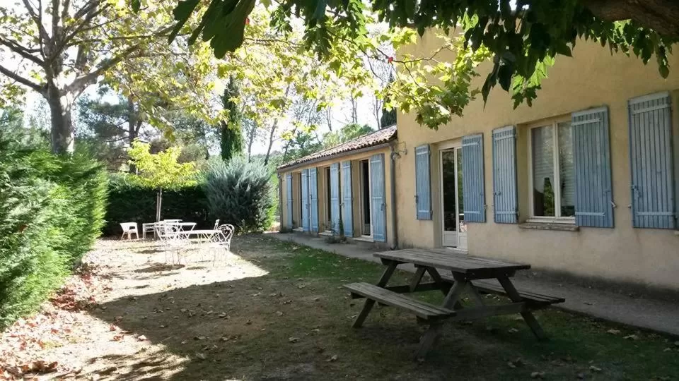 Garden, Property Building in Chambres d'Hôtes Aux Tournesols