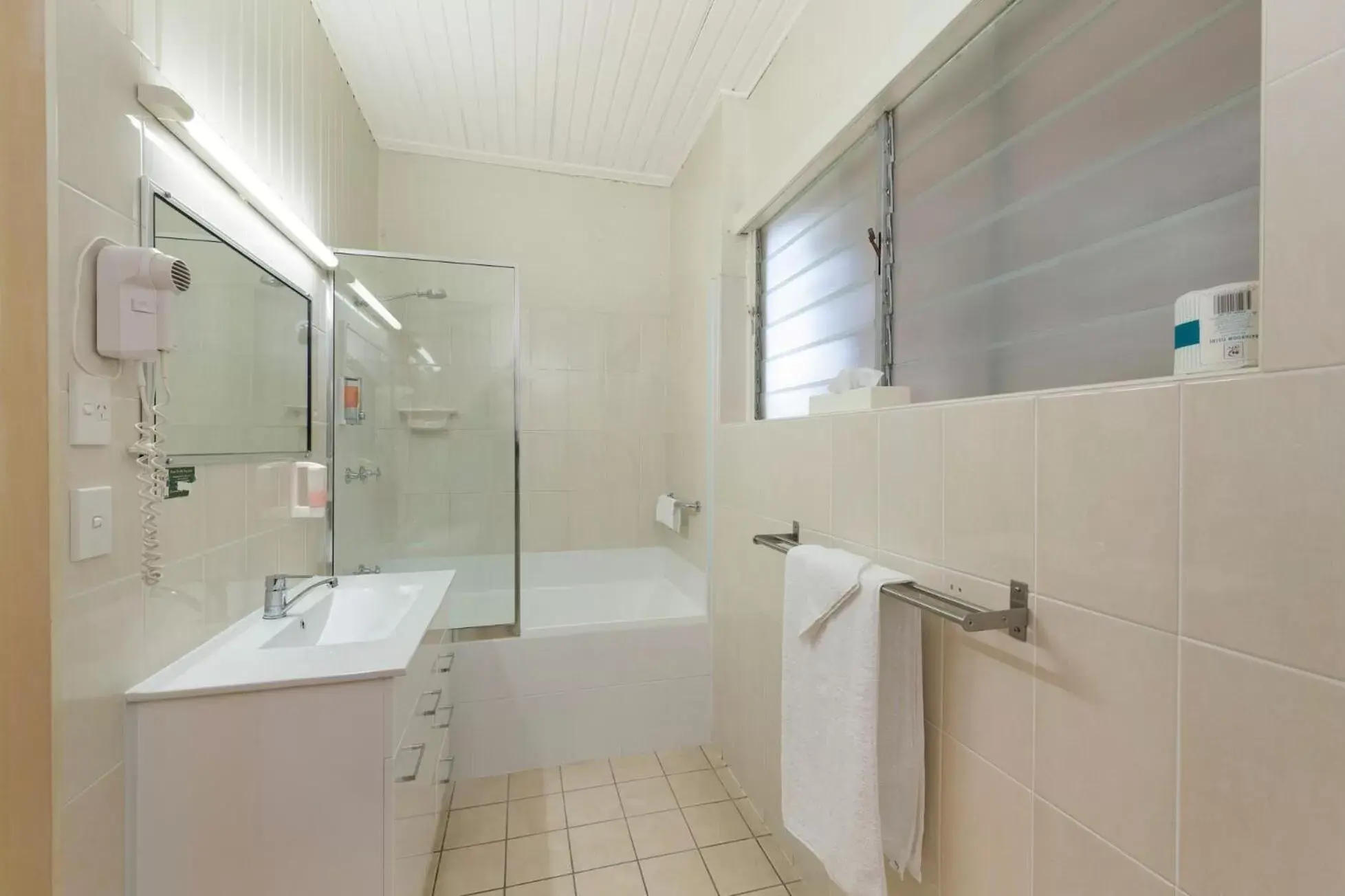 Shower, Bathroom in Bundaberg Coral Villa Motor Inn