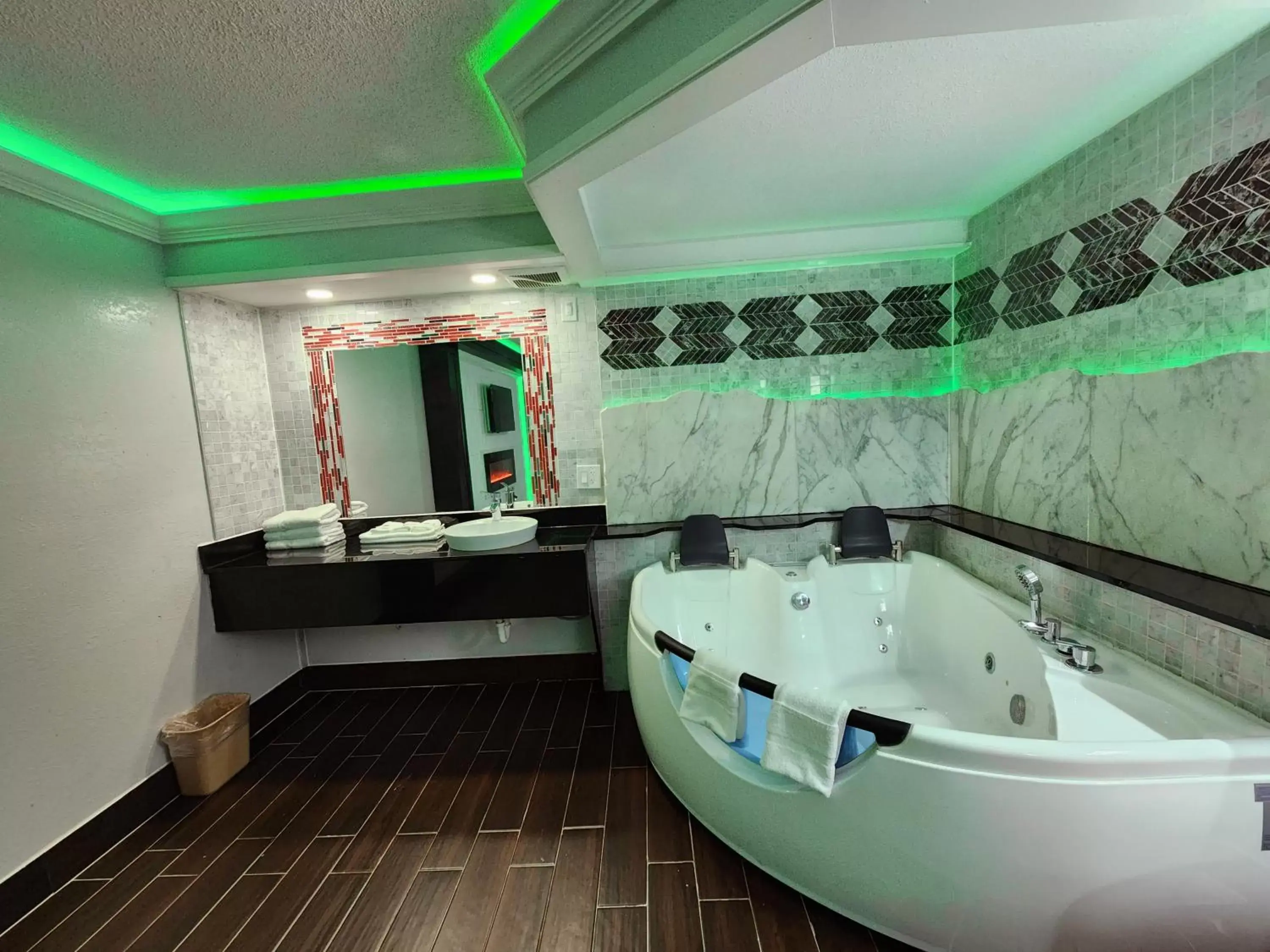 Hot Tub, Bathroom in Motel 6 North Little Rock, AR-JFK Blvd