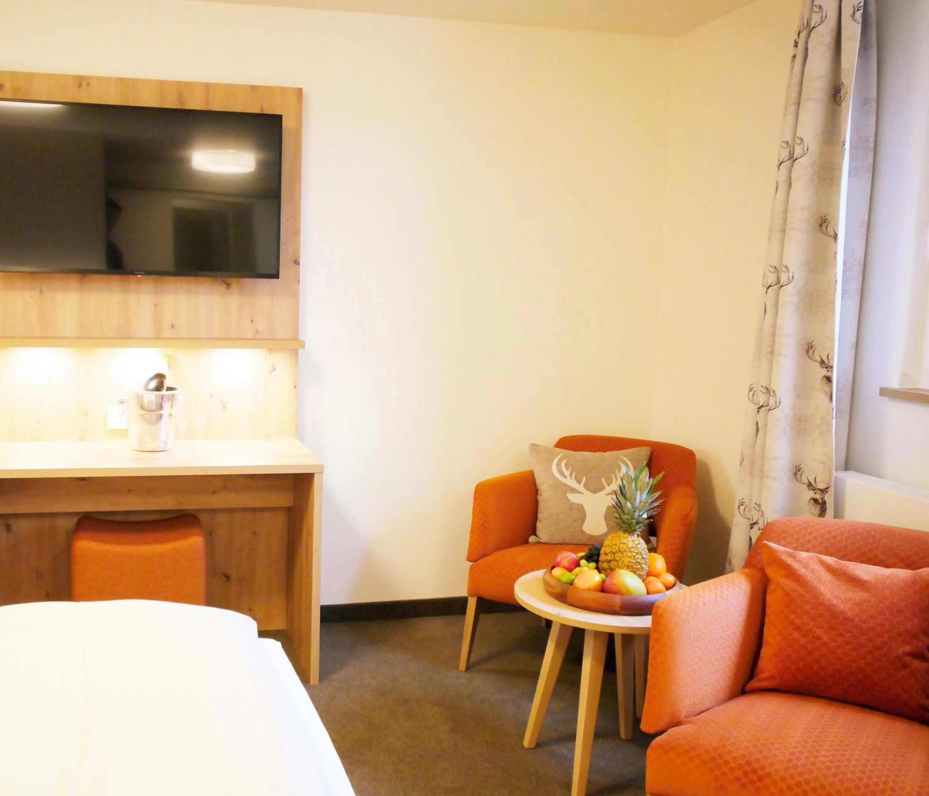 Living room, Bed in Berghotel Zollersteighof