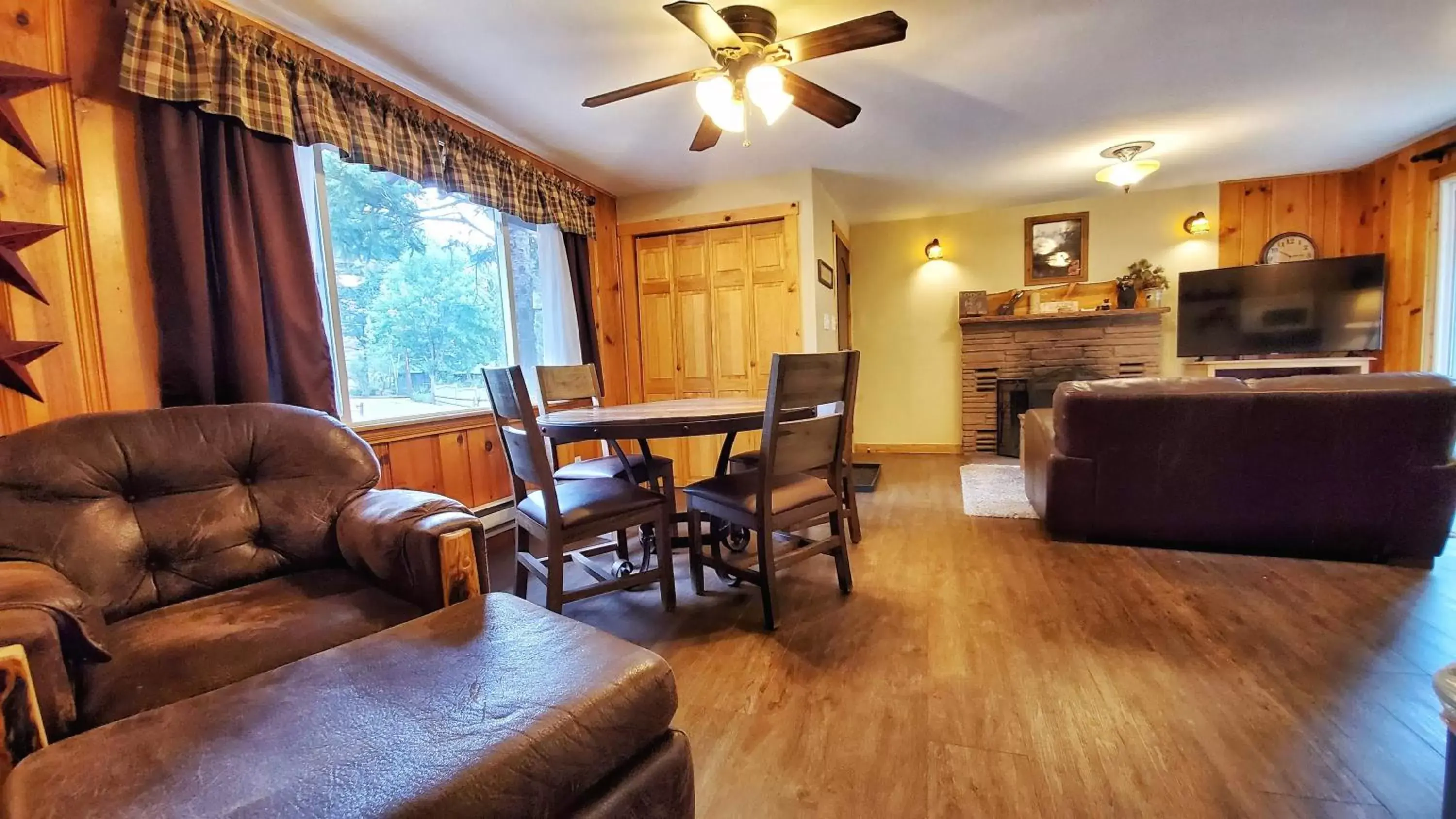 TV and multimedia, Seating Area in The Inn on Fall River & Fall River Cabins