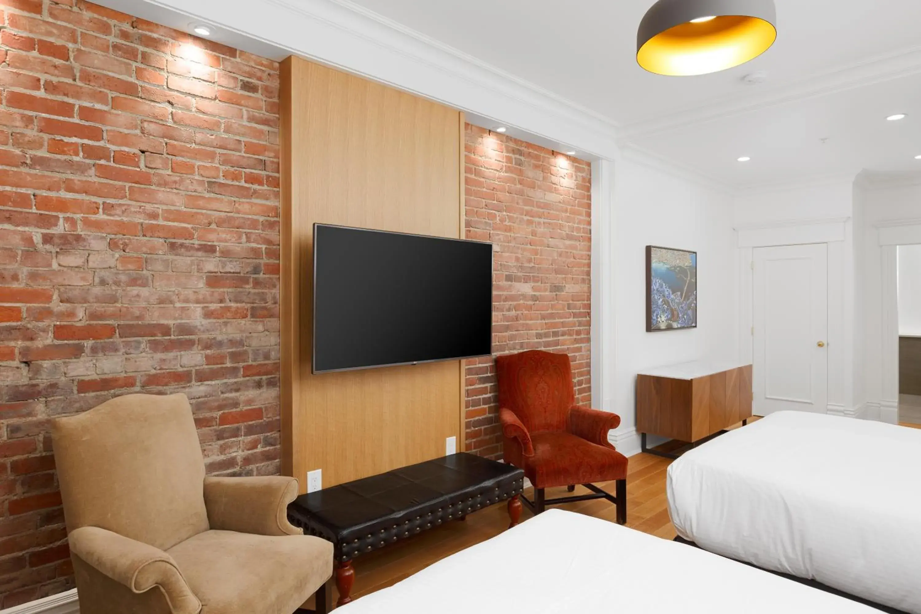 Bedroom, TV/Entertainment Center in Victorian Hotel