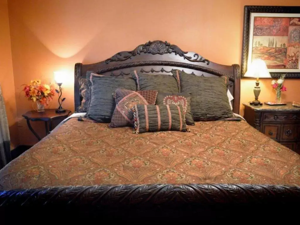 Bedroom, Bed in Iron Horse Inn