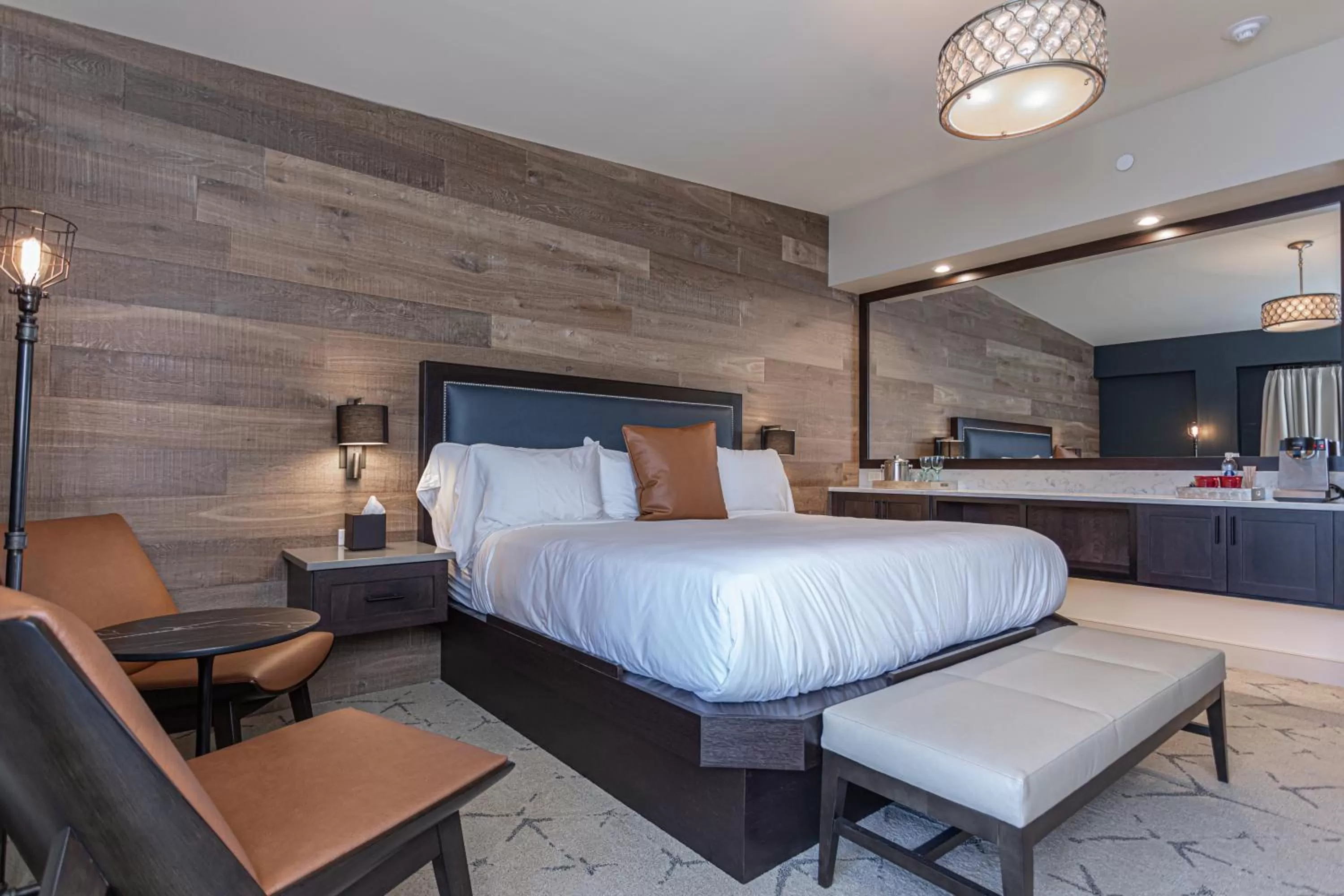 King Room with River View in Ghost Light Inn