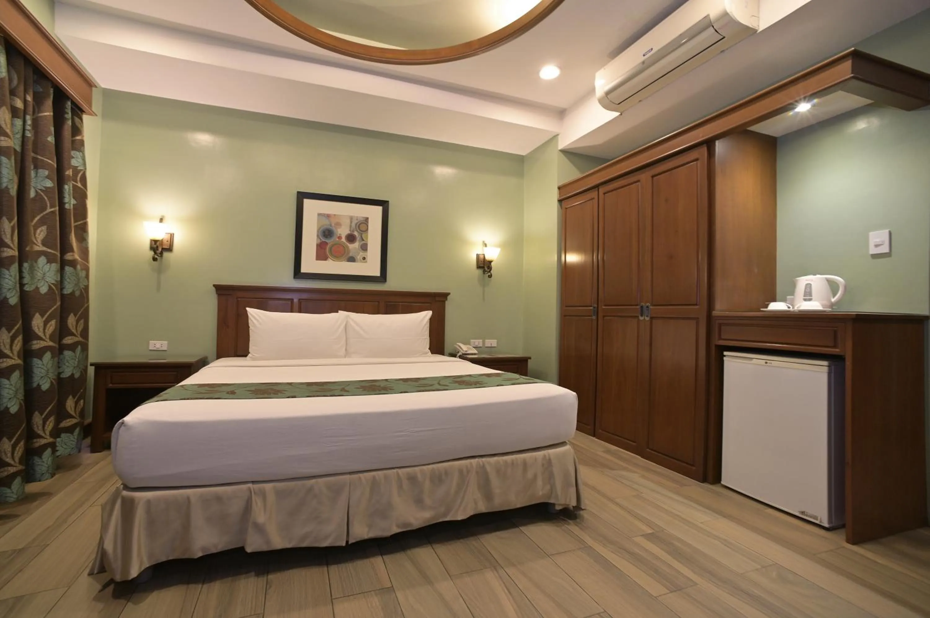 hair dresser, Bed in Paragon Hotel and Suites