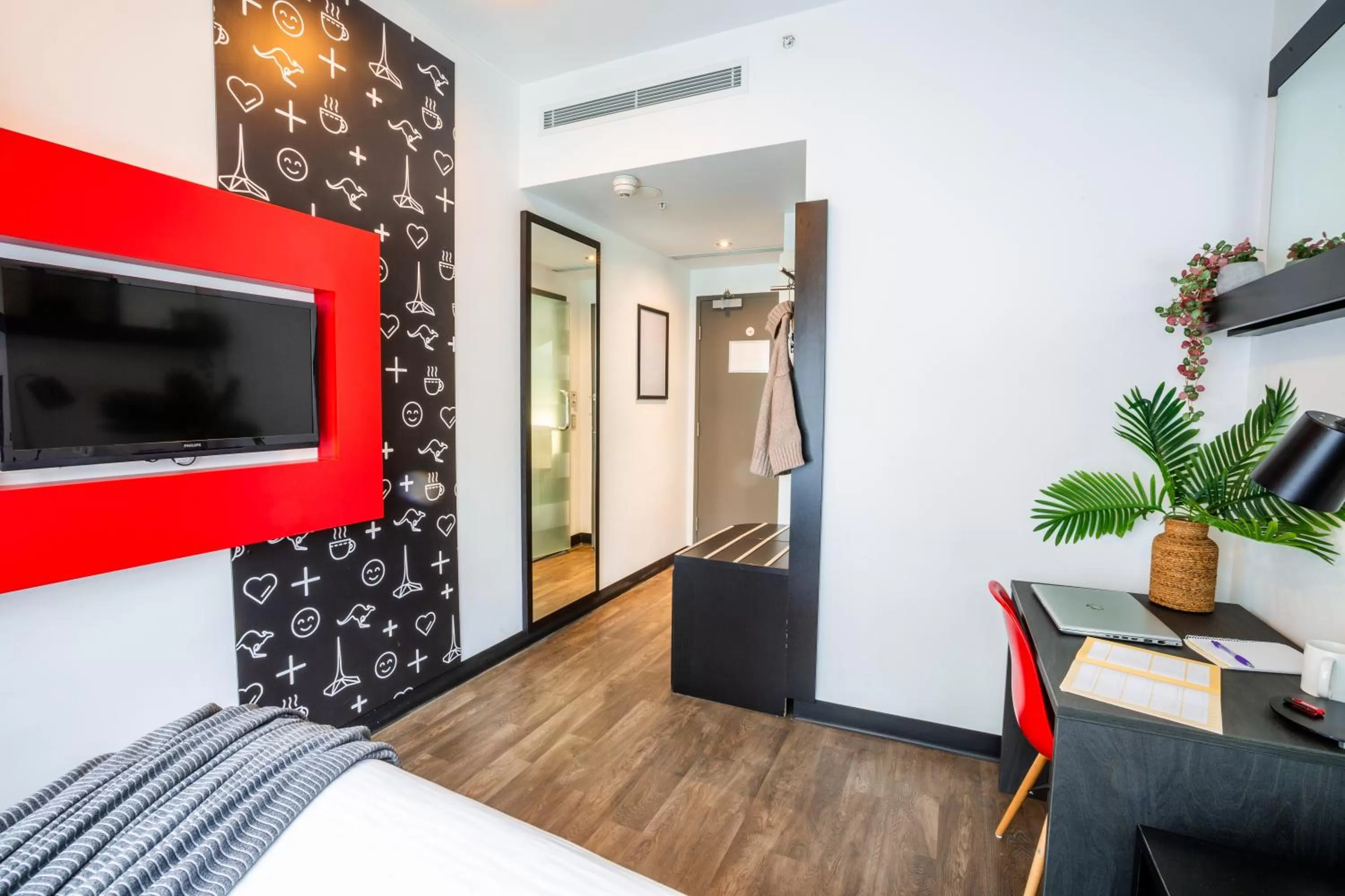 Bedroom, Bed in Essence Hotel Carlton