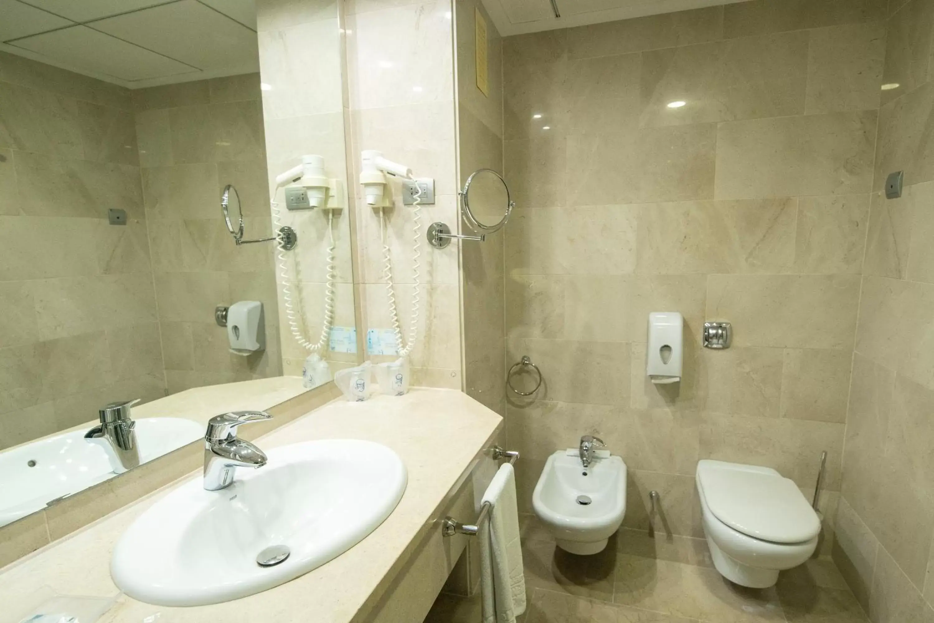 Bathroom in Hotel Puerto Juan Montiel Spa & Base Nautica