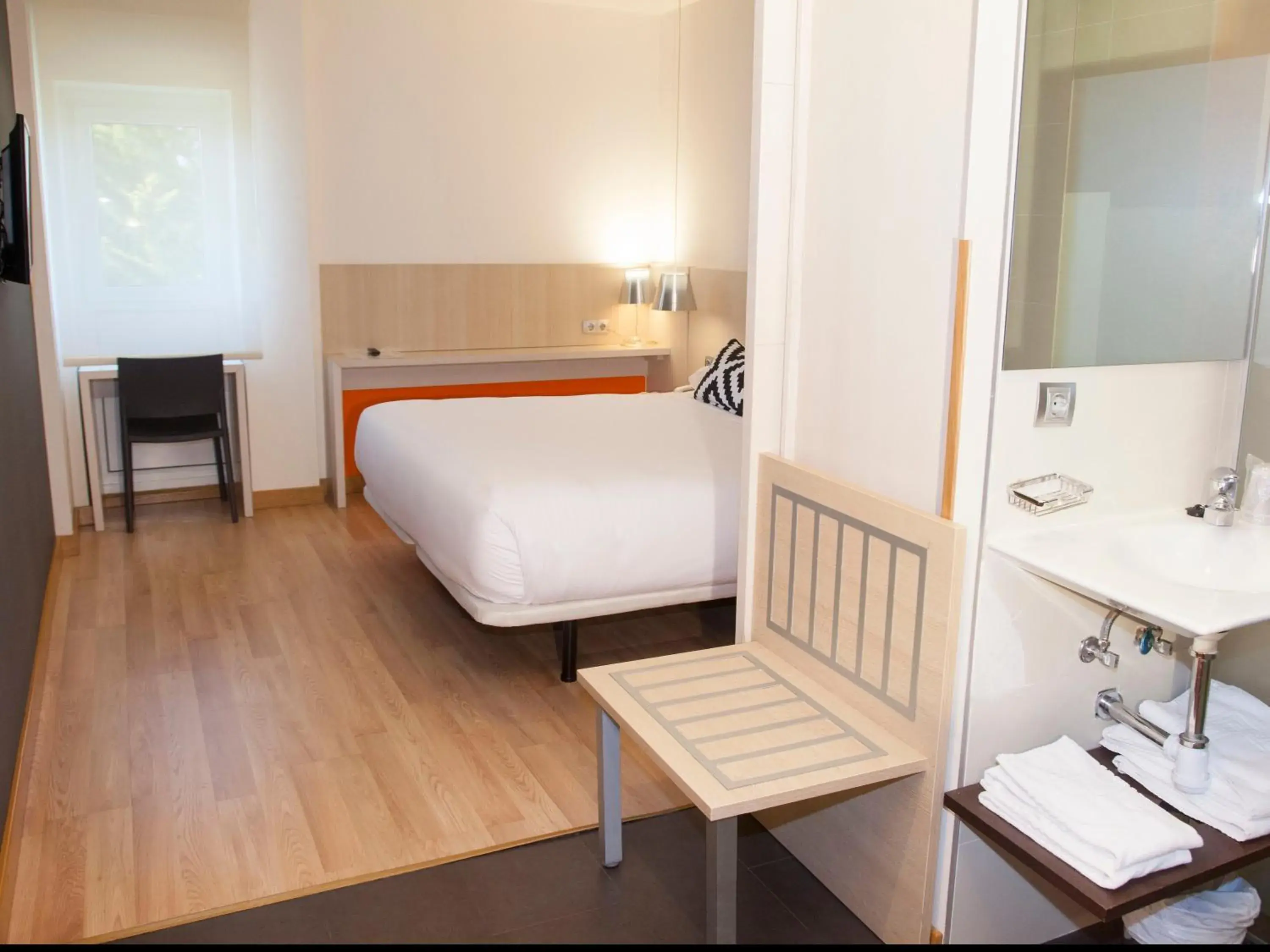 Shower, Bed in Hotel Restaurante Cadosa