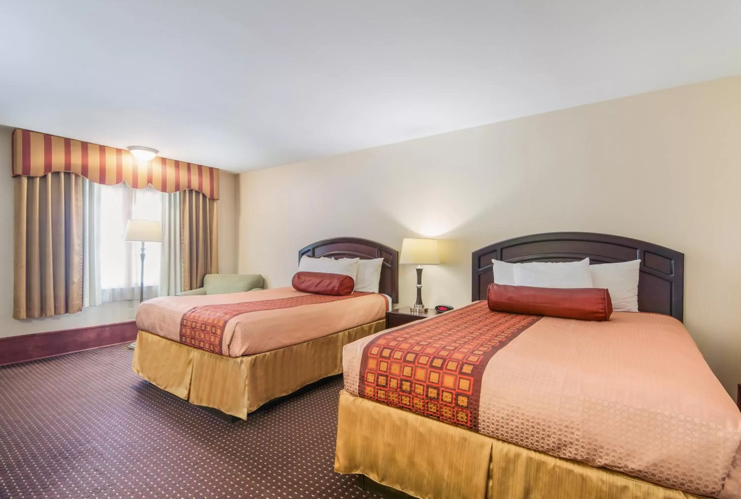 Bed in Rodeway Inn & Suites Weedsport NY