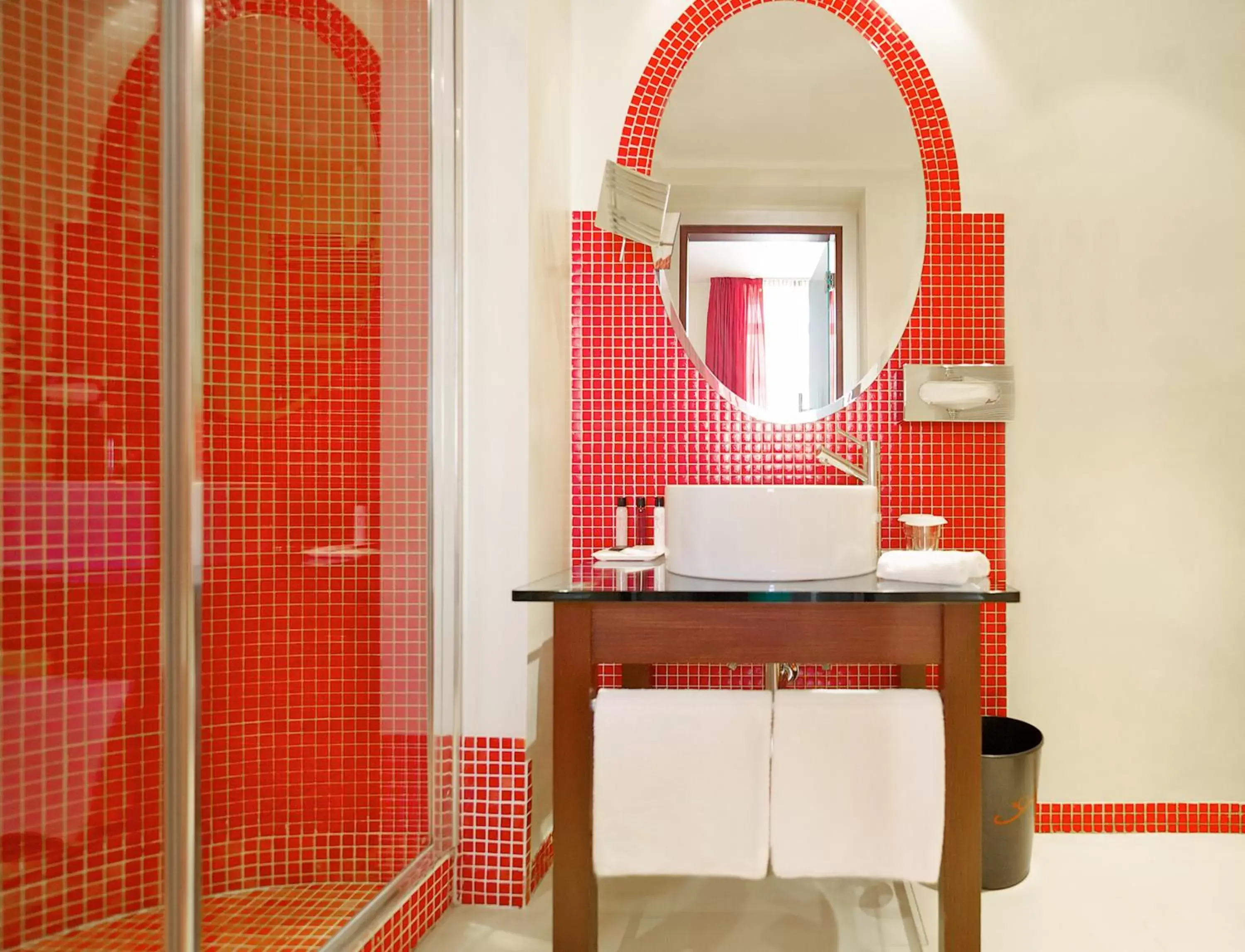 Bathroom, Kitchen/Kitchenette in La Griffe Hotel Roma