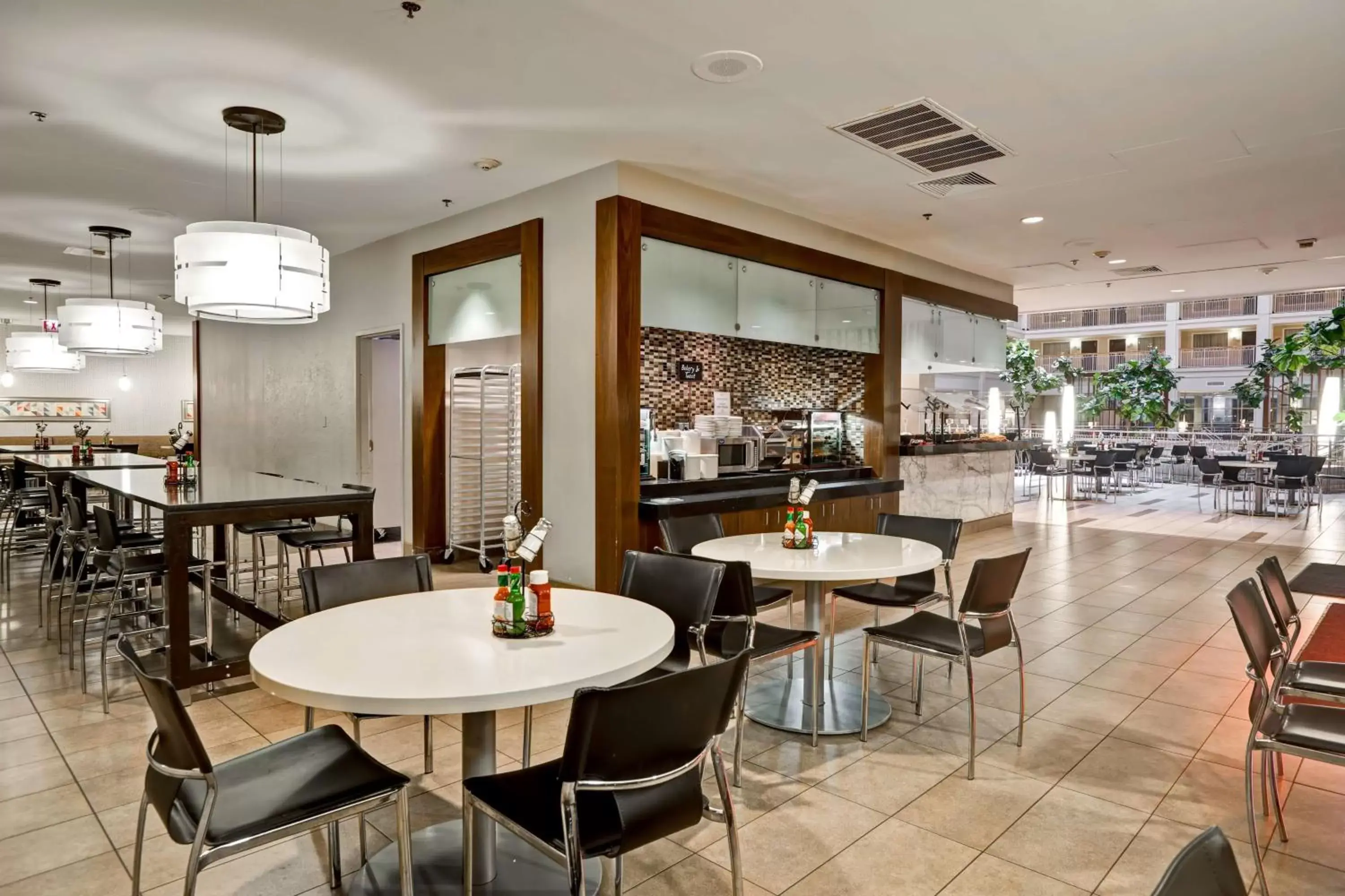 Restaurant/places to eat, Lounge/Bar in Embassy Suites Chicago - Downtown River North