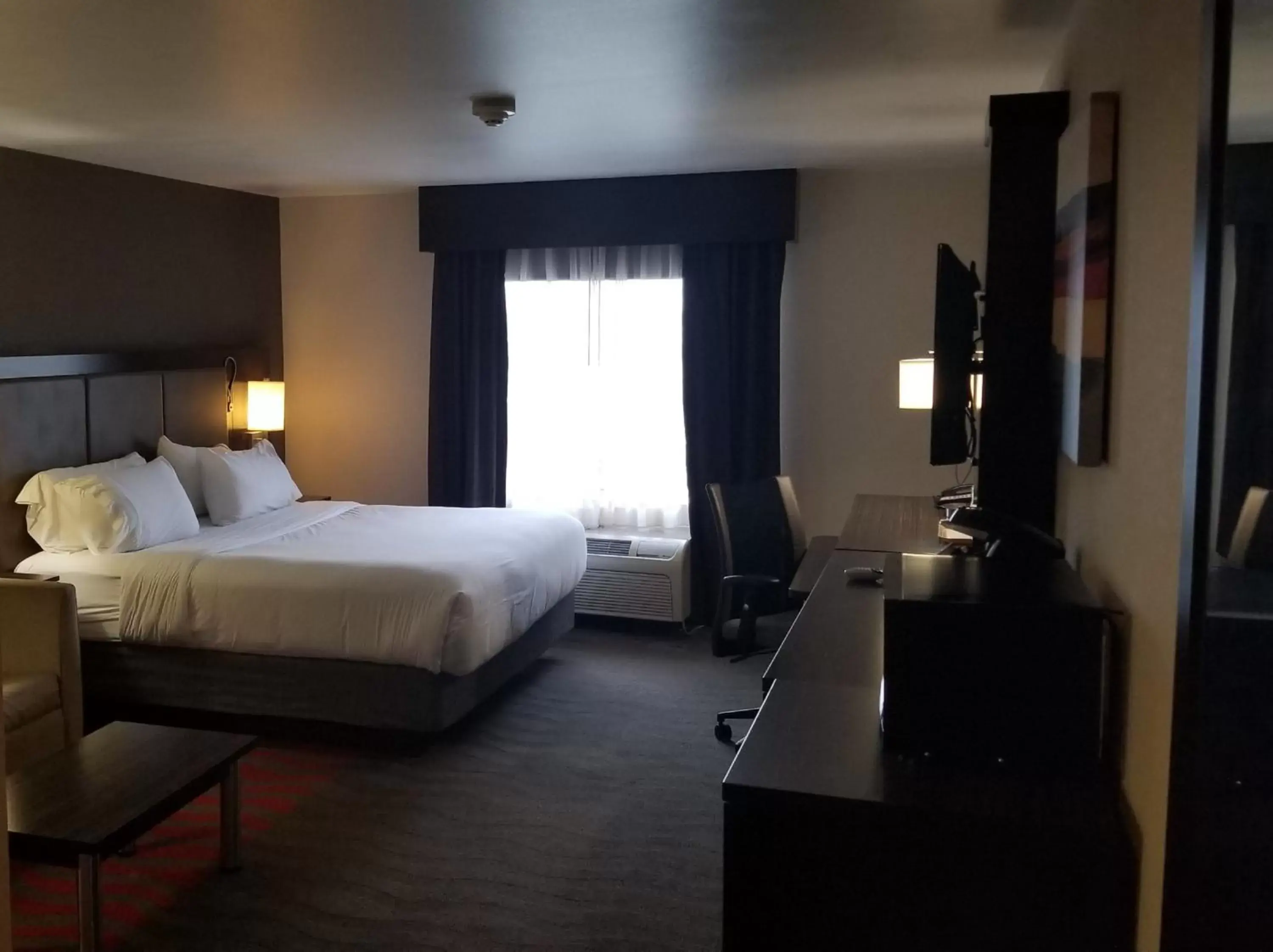 Bedroom, TV/Entertainment Center in Holiday Inn Express Hotel & Suites Columbus Southeast Groveport, an IHG Hotel