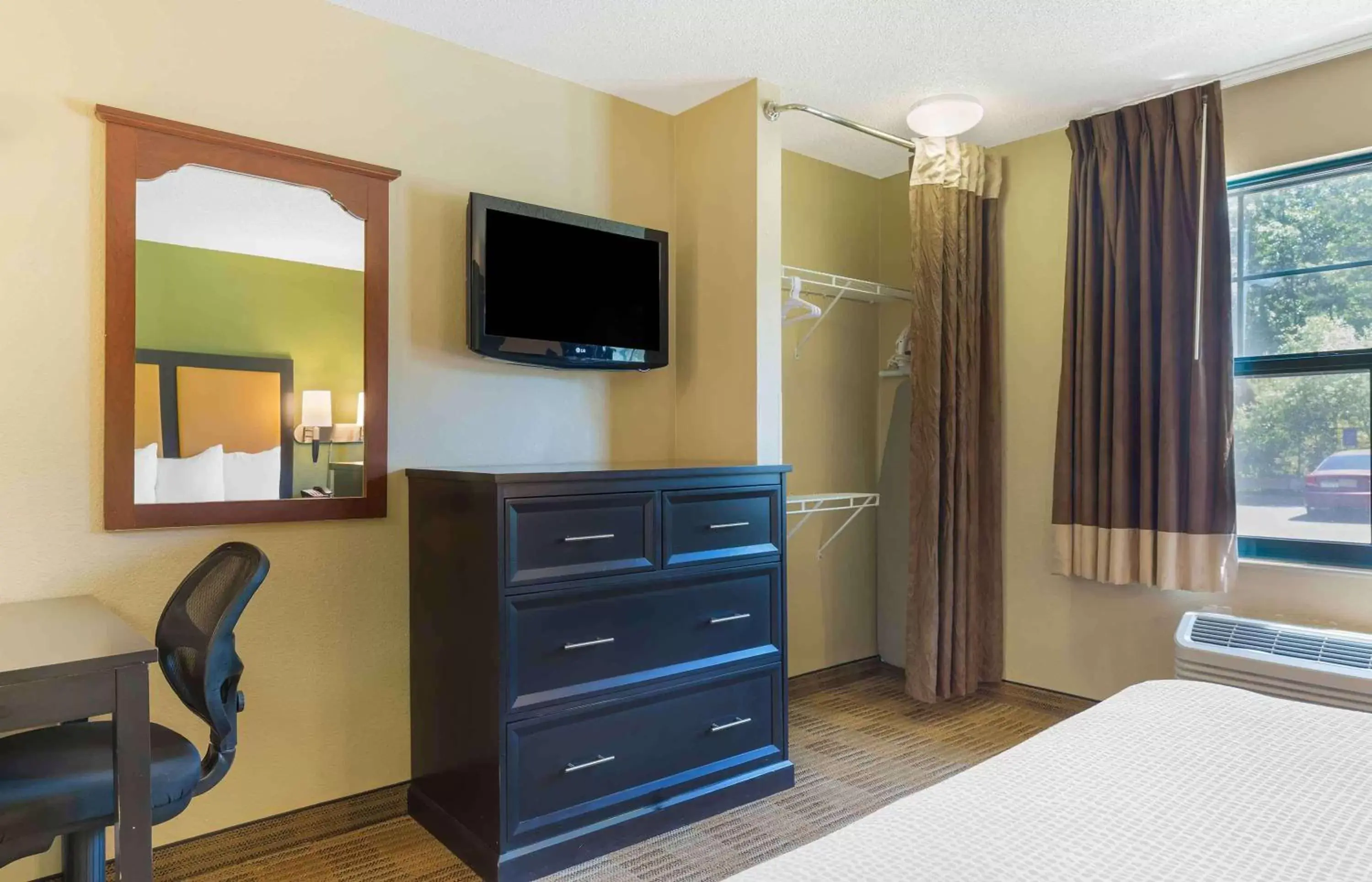 Bedroom, TV/Entertainment Center in Extended Stay America Suites - Foxboro - Norton