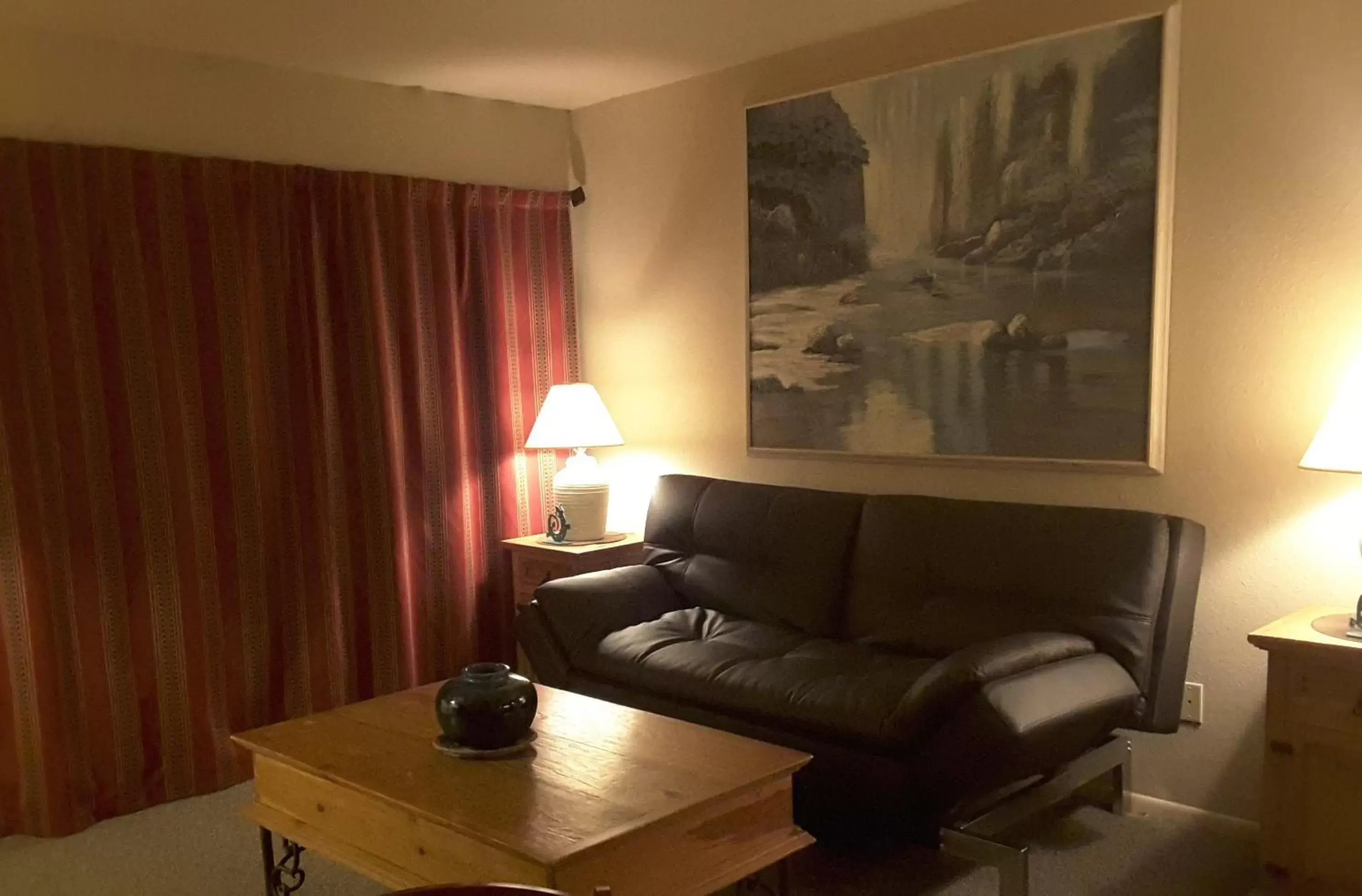 Photo of the whole room, Seating Area in Beaver Creek Inn