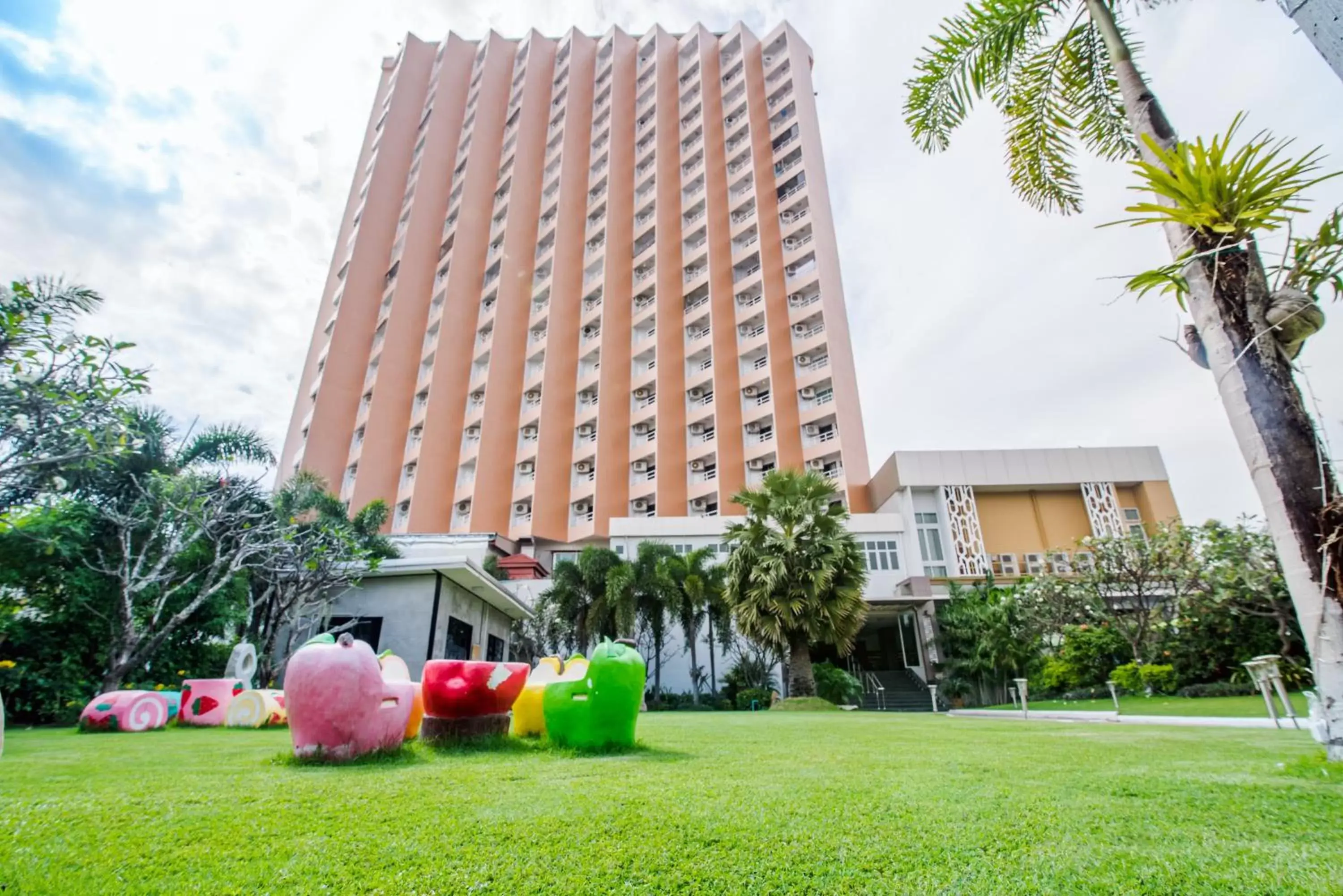 Property Building in Golden Beach Cha-Am Hotel