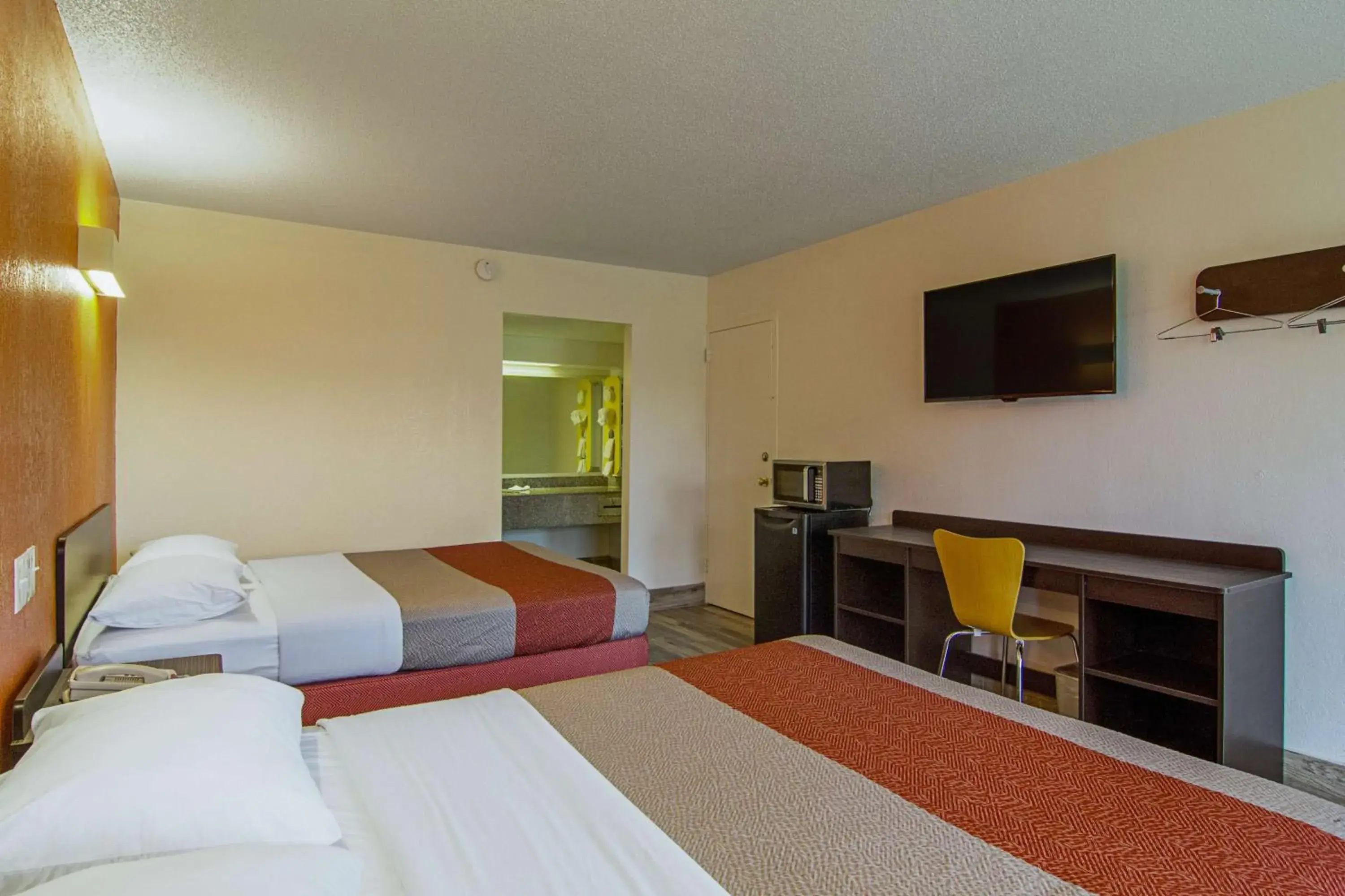 TV and multimedia, Bed in Motel 6-Starke, FL