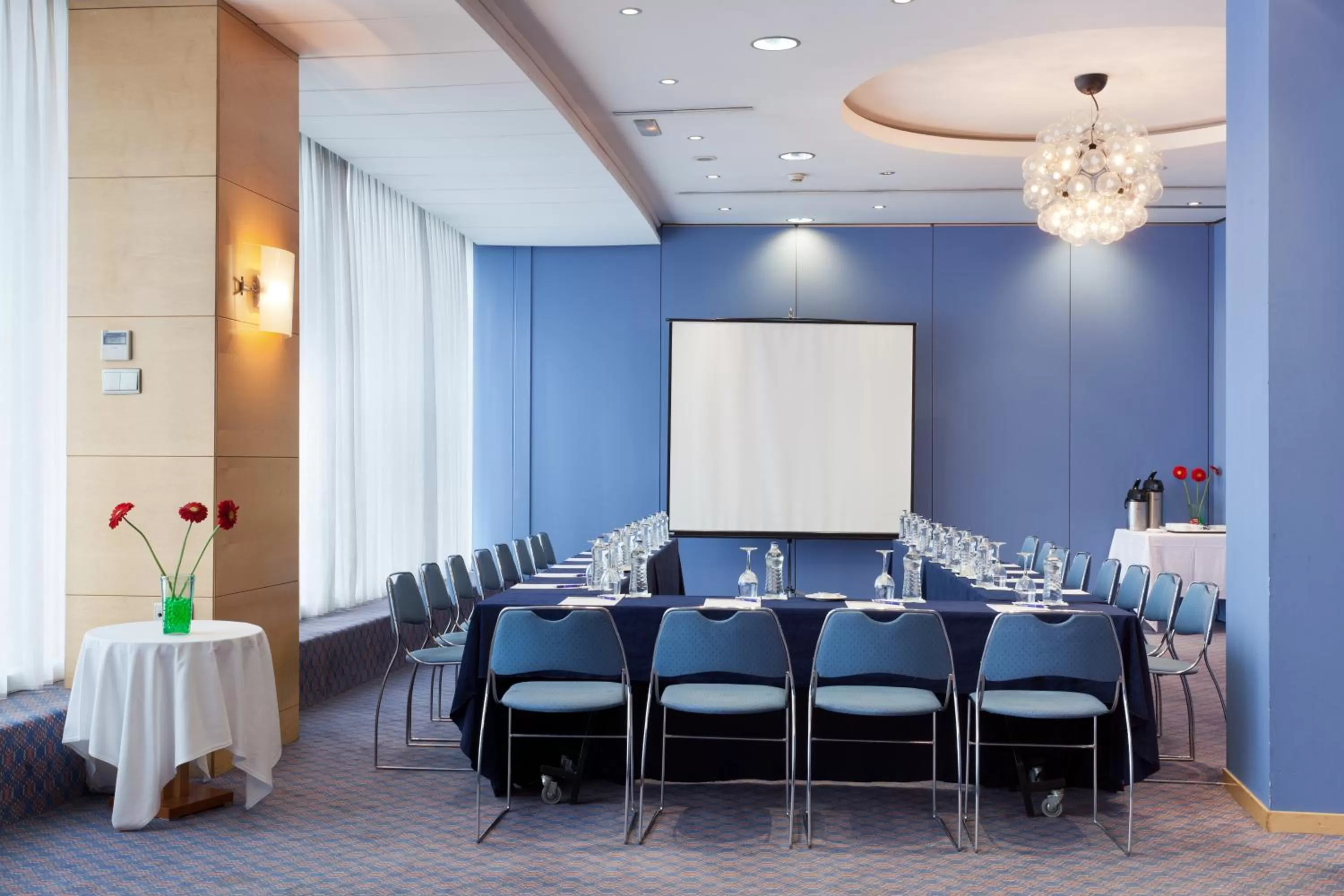 Business facilities in Senator Parque Central