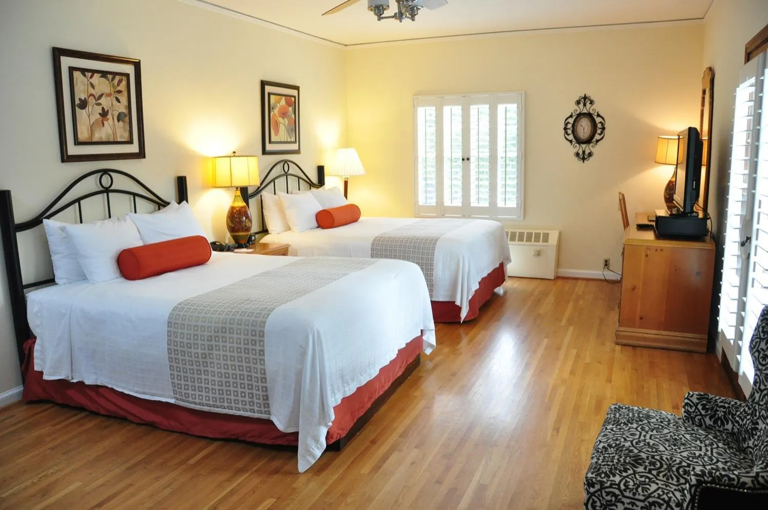 Photo of the whole room, Bed in The Eagle Inn