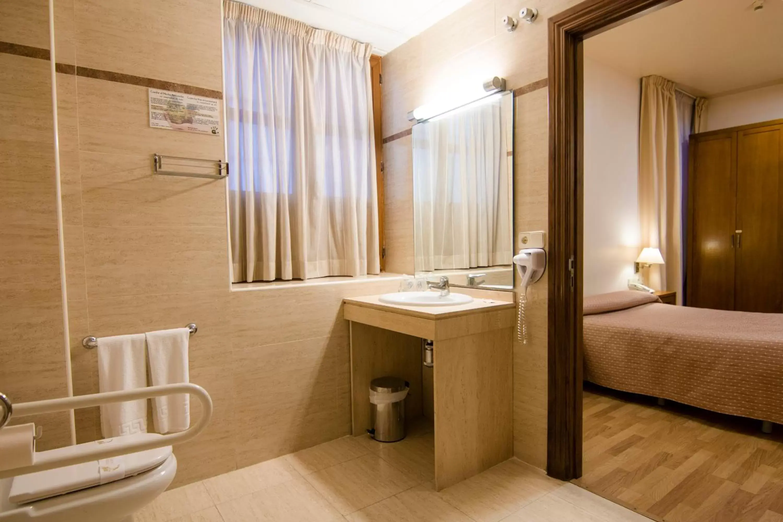Toilet, Bathroom in Hotel Granada Centro