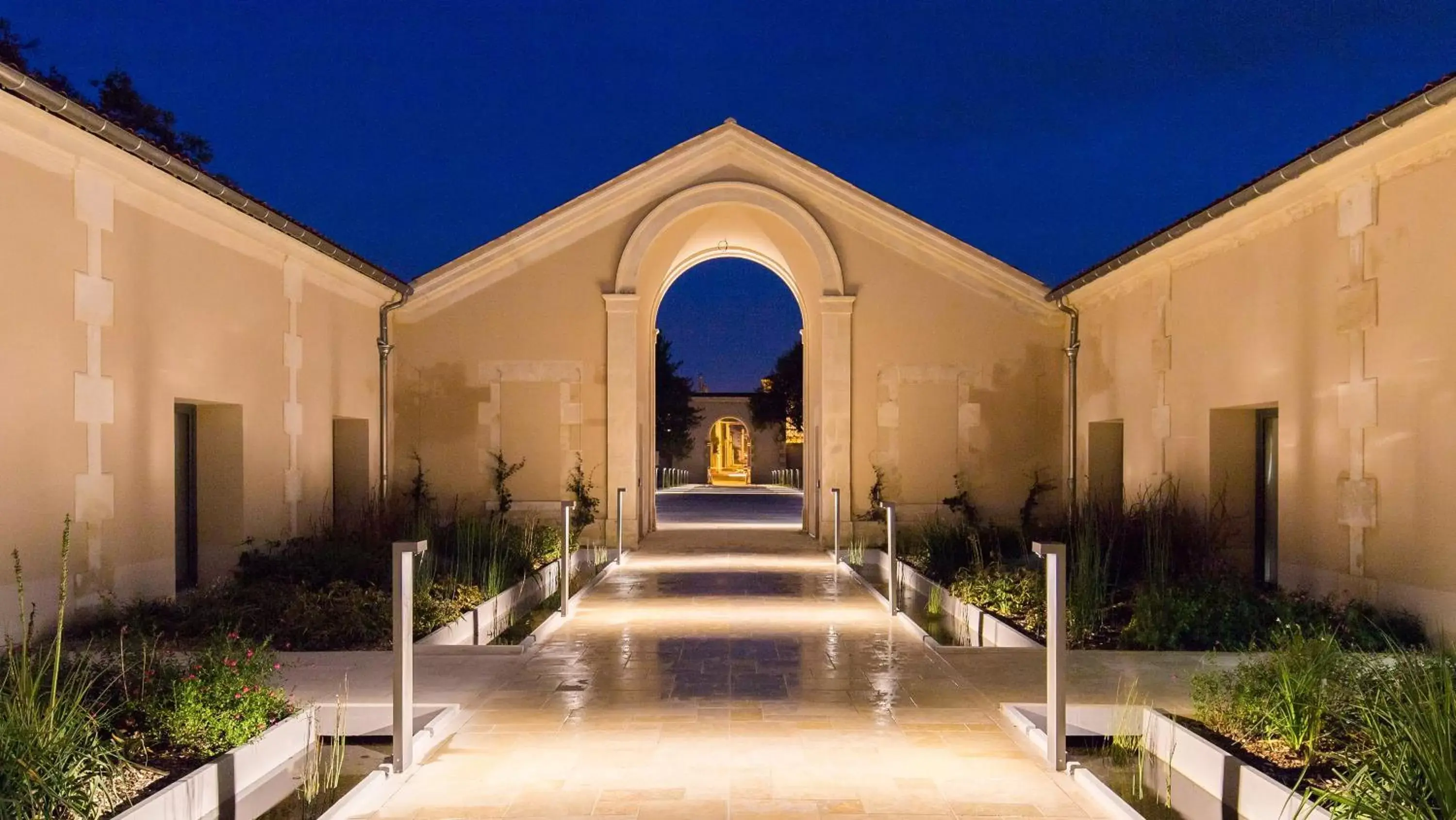 Facade/entrance in Hôtel Chais Monnet & Spa