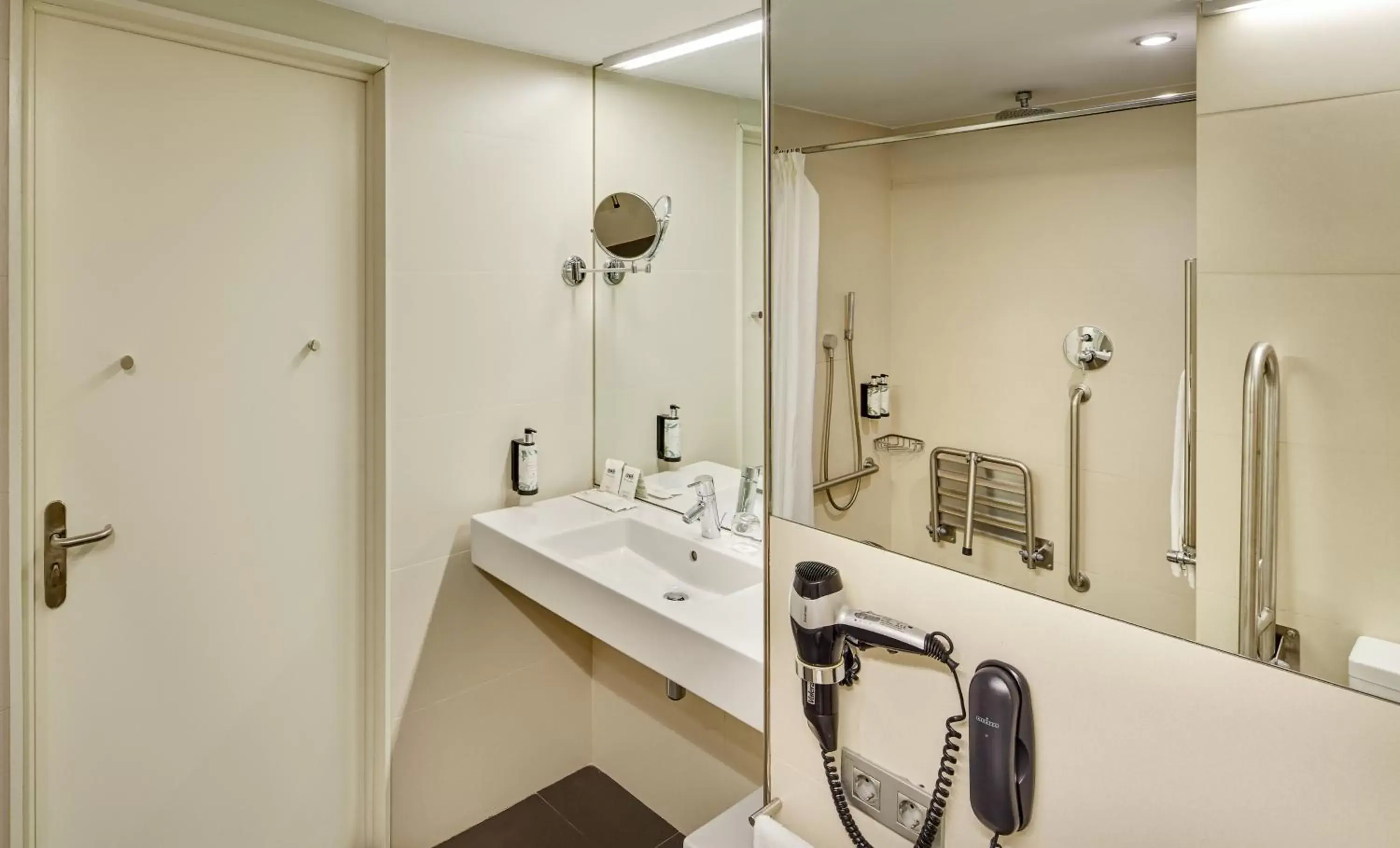 Bathroom in Sercotel Hotel Rosellon