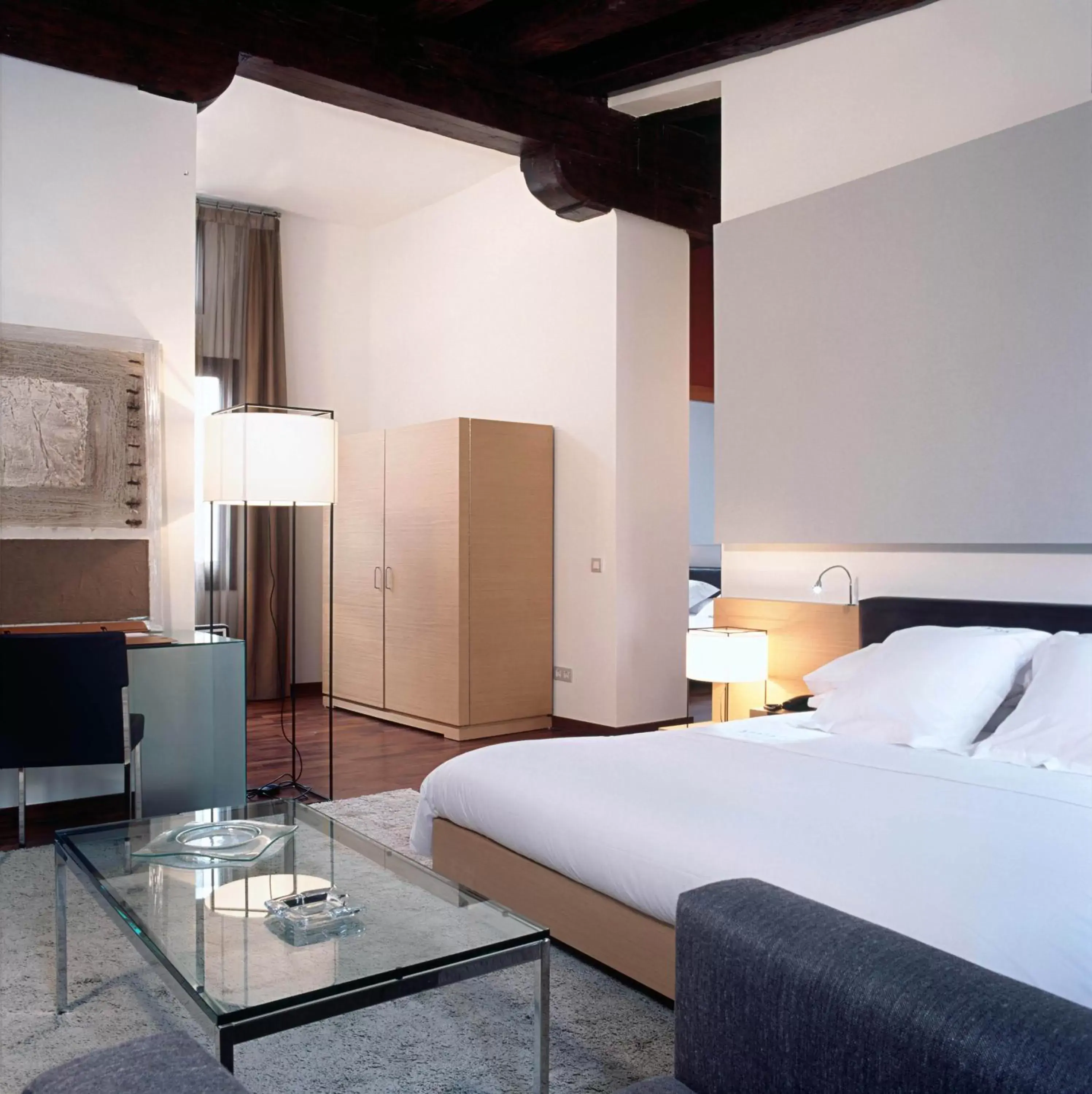 Photo of the whole room, Bed in Mercer House Bòria BCN