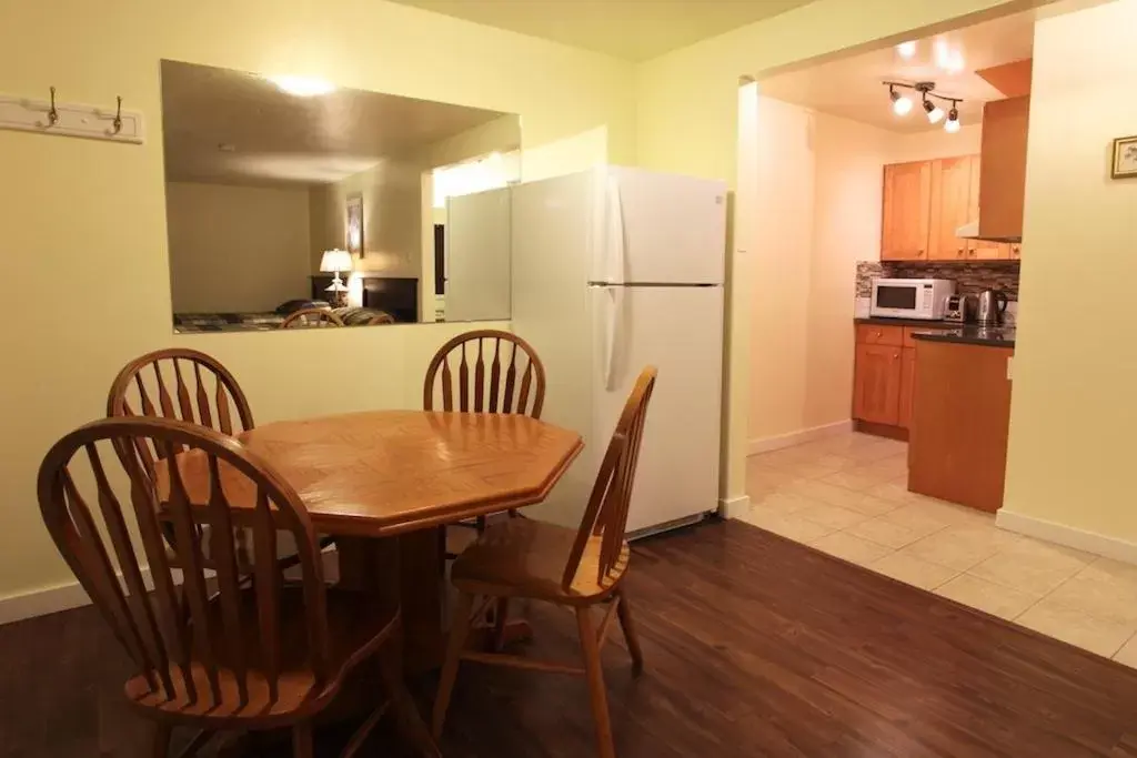 Kitchen or kitchenette, Dining Area in Cherry Tree Inn