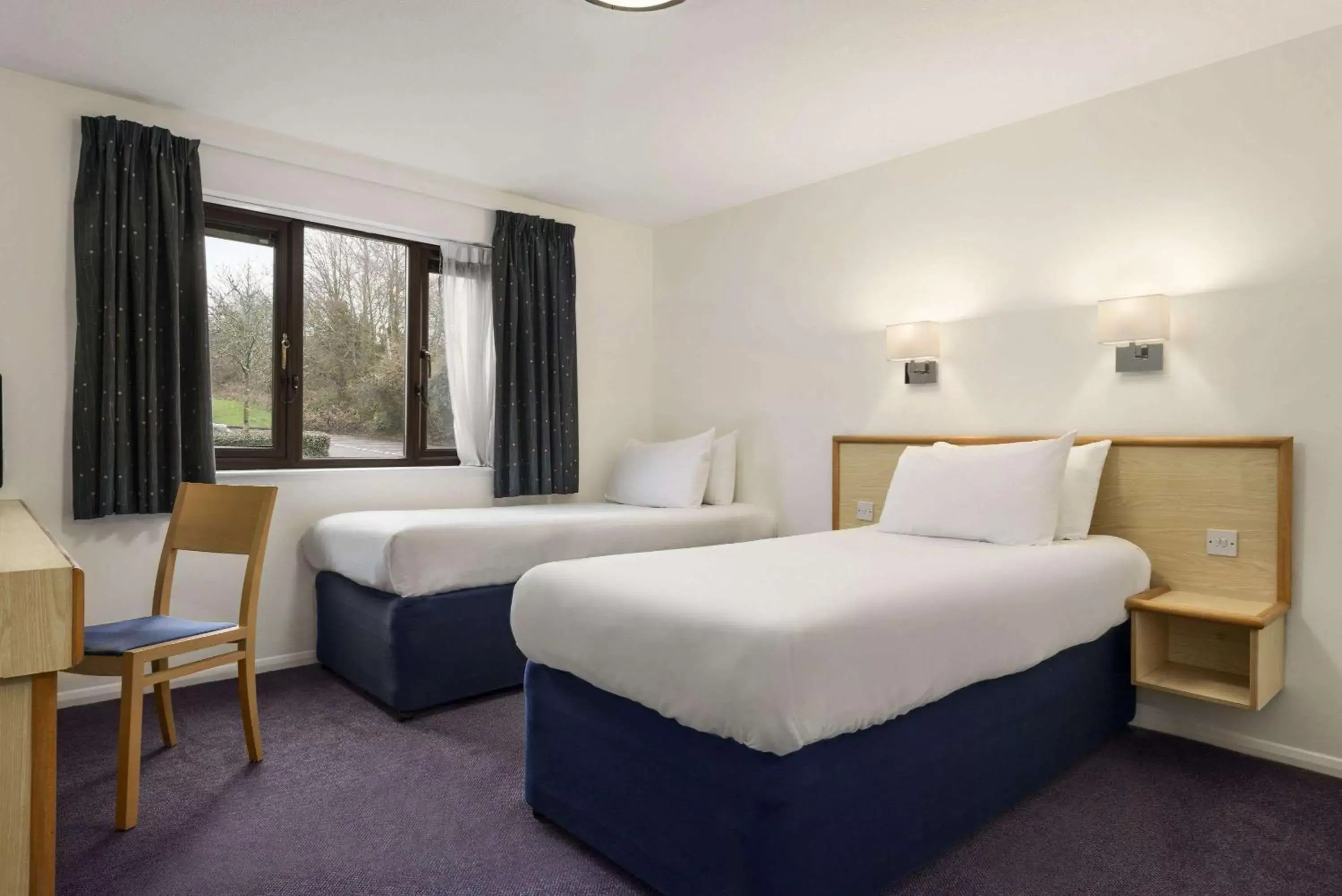 Photo of the whole room, Bed in Days Inn Bridgend Cardiff